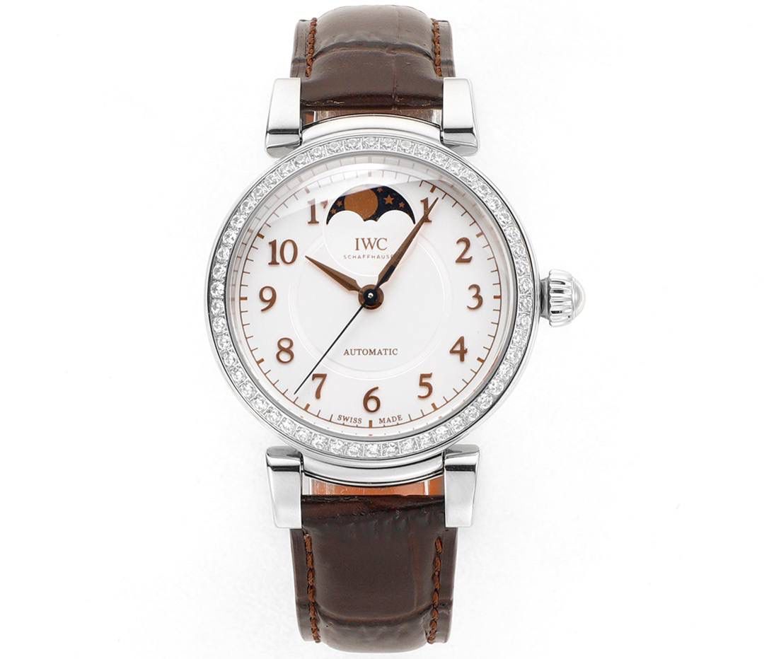 IWC达文西 IW459306 蓝色表盘配月相，好看又有氛围感，蓝色和月相搭配很协调。 这款达文西是复古经典设计，表盘干净清楚，指针是剑形，表冠是圆拱形，表耳可活动，戴着手腕更舒服。 表底刻有“生命之花”图案，是重叠圆环的几何样式。 表径36mm，精钢表壳，自动机械机芯，带中央停秒、月相显示，表底有特殊雕刻。 防水30米，动力储存42小时。 整体简约大方，细节精致，很适合成熟优雅的女生佩戴❤️