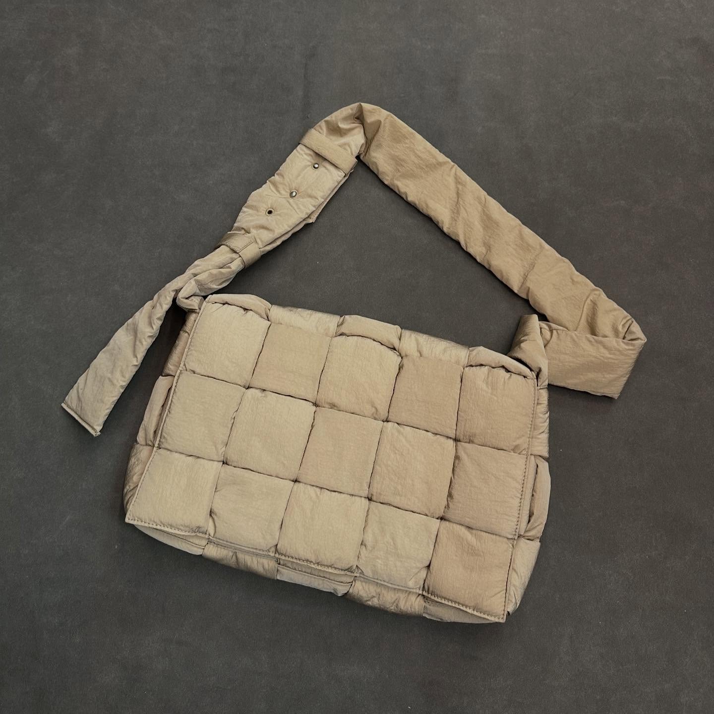 BOTTEGA VENETA米色 MESSENGER 尼龙编织单肩包 95新 HKD 6500