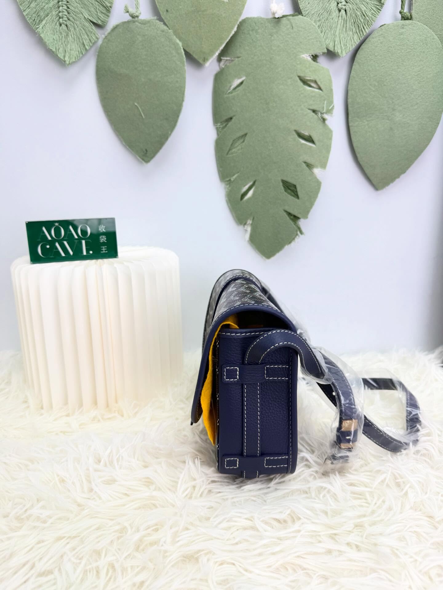 💛全新！💙深藍色PM size 郵差包 專門店單 全套🛍️