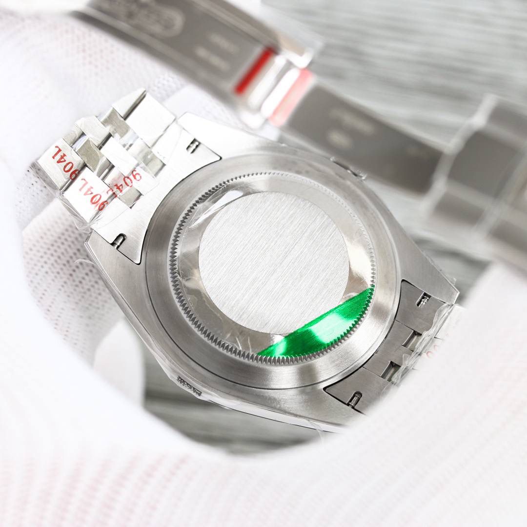 clean厂/C厂 新品 劳力士 ROLEX 41mm日志型系列， 1:搭载2836-2机械机芯，🎮 DG1 机芯及其稳定 2:整表904L精钢 /搭配clean厂钢带 3:表盘颜色无限接近原装 4:全市场唯一日历字体对版 后续1-31号挨个字体真假对比 5:唯一做到指针夜光/字钉夜光 做到同色 因为都是第三方工厂加工+自购瑞士 🎮c1+c3夜光粉 6:字钉/皇冠唛头钉 全白金电镀处理 虽然clean的款式不多 但是几乎款款均为精品 彻底解决世面上的大部分日志痛点！🎮