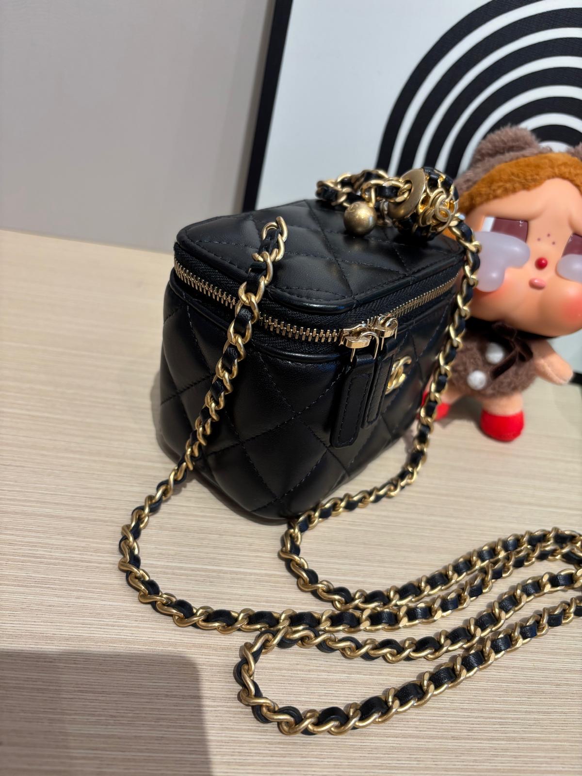 Chanel vanity with pearl crush 金球 100%Authentic ,98%new ✅card✅dust bag✅box