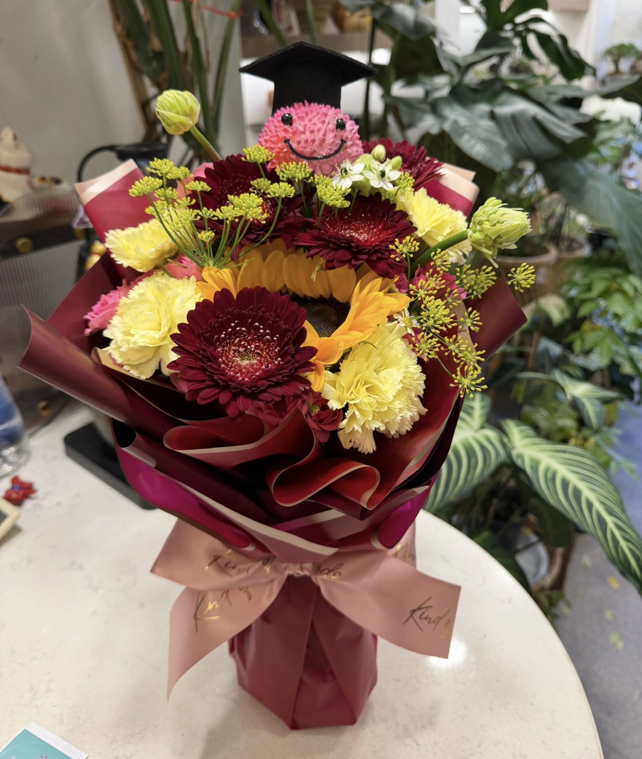 酒紅畢業花束
