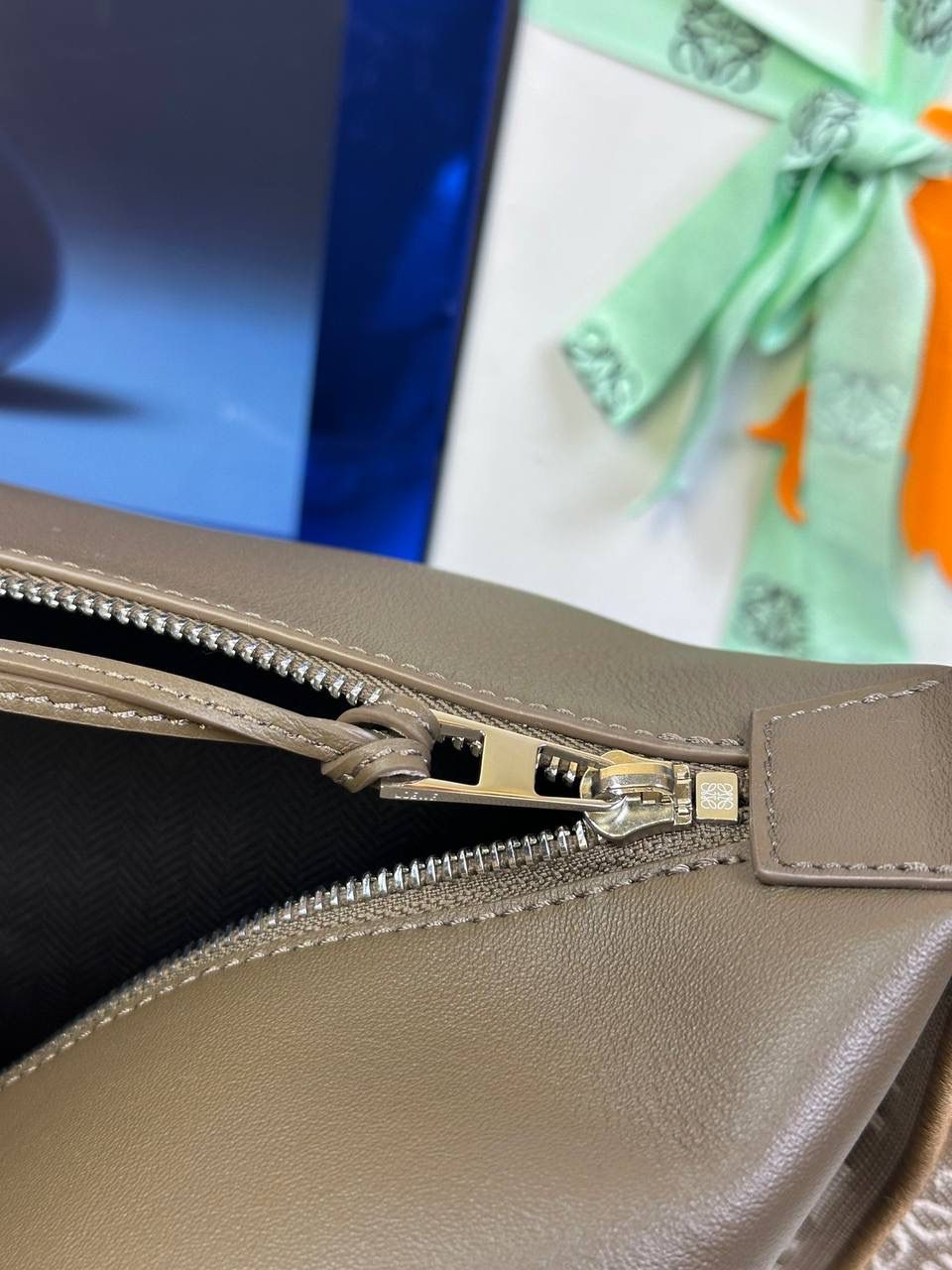 *𝐂𝐮𝐛𝐢 🍓2024最新款 大号斜挎包😎 尺寸:𝟒𝟒-𝟏𝟖-𝟑𝟎cm 编码:062353冬季棕 宽敞且柔软的cubi手袋，光滑细腻，可任意折叠体形，配有Anagram刺绣提花肩带。 肩带可调节，可斜挎或侧背，拉链封口，人字纹棉质帆布衬里，内里可置放13/14寸笔记本电脑~