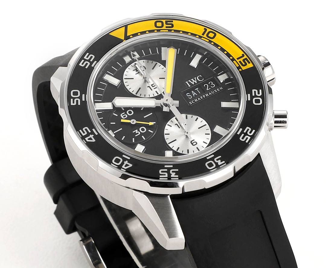 IWC万国海洋计时系列，一款直正潜水与计时融合的腕表。超高的颜值 具备「背景照明」的旋转式潜水外圈。多功能外圈里面是4毫米阔的蓝宝石玻璃圆环，底部有印花及涂上浓缩的Super-LumiNova®夜光涂层。粗犷的时标和刻度，并覆有银光涂层，在昏暗的环境中发出光芒，让时间时时掌握。材质： 316L精钢 直径： 44毫米 机芯：Asia-7750机芯🔥