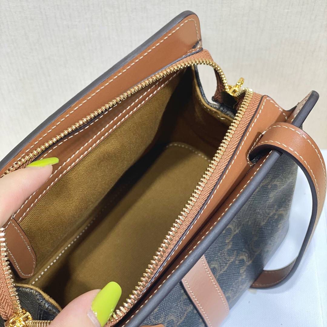 🔥大货实拍图 𝗖𝗘𝗟𝗜𝗡𝗘 ♥ 𝗧𝗘𝗘𝗡 𝗖𝗔𝗕𝗔𝗦 𝗗𝗘 𝗙𝗥𝗔𝗡𝗖𝗘 当季限定款💁‍♀️不会经常撞款的幸运锁包。型号：191992 尺寸：19*16*11cm