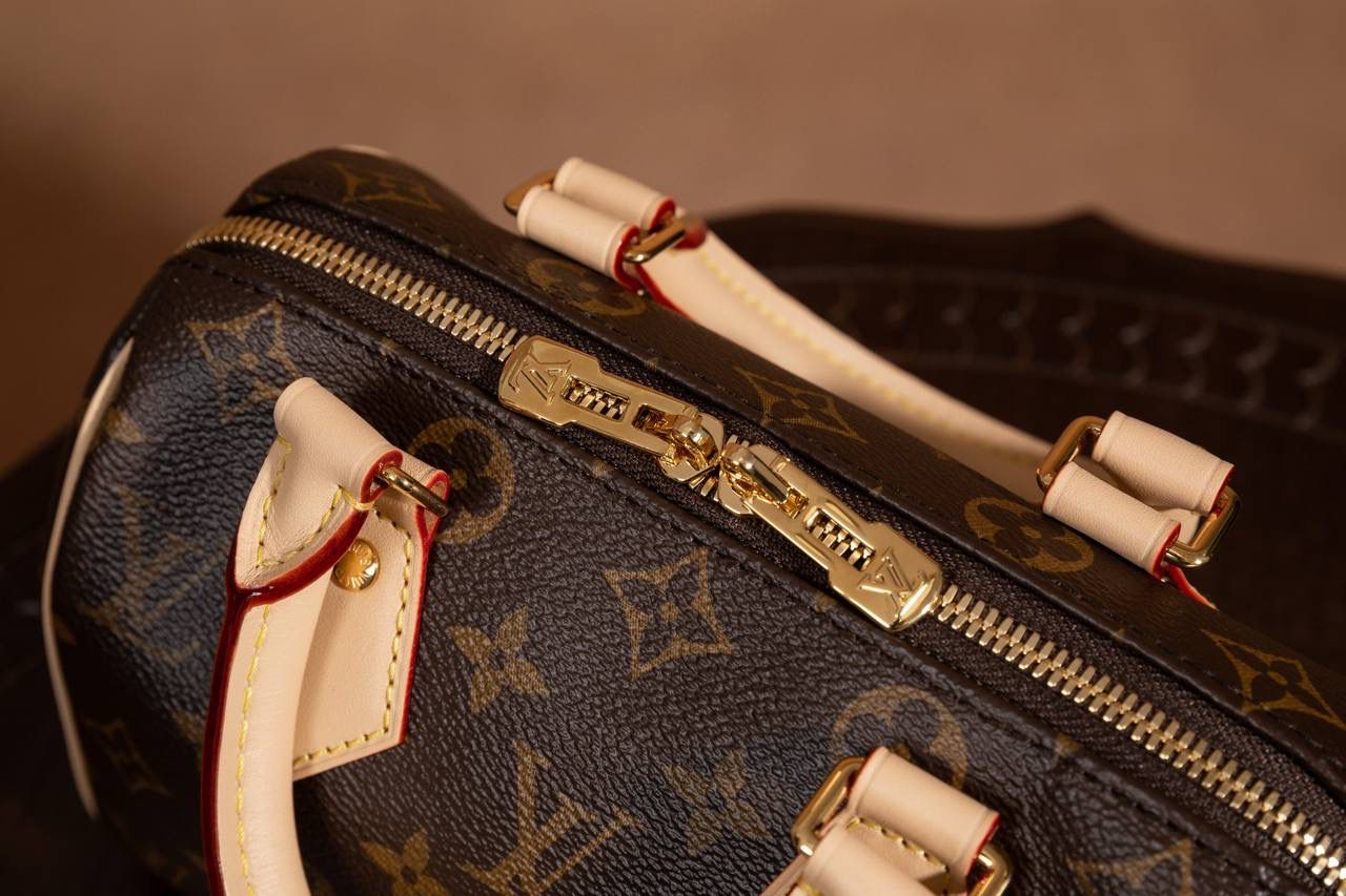 LV Speedy Bandoulière 20 枕头包👜💕 经典 Speedy 小号真的太可爱了！ Monogram 老花帆布＋牛皮饰边，质感一看就很 LV～ 小小一颗但很能装，日常出门刚刚好。 Size：20 × 13 × 12 cm 小巧可爱，但实用度在线 💖