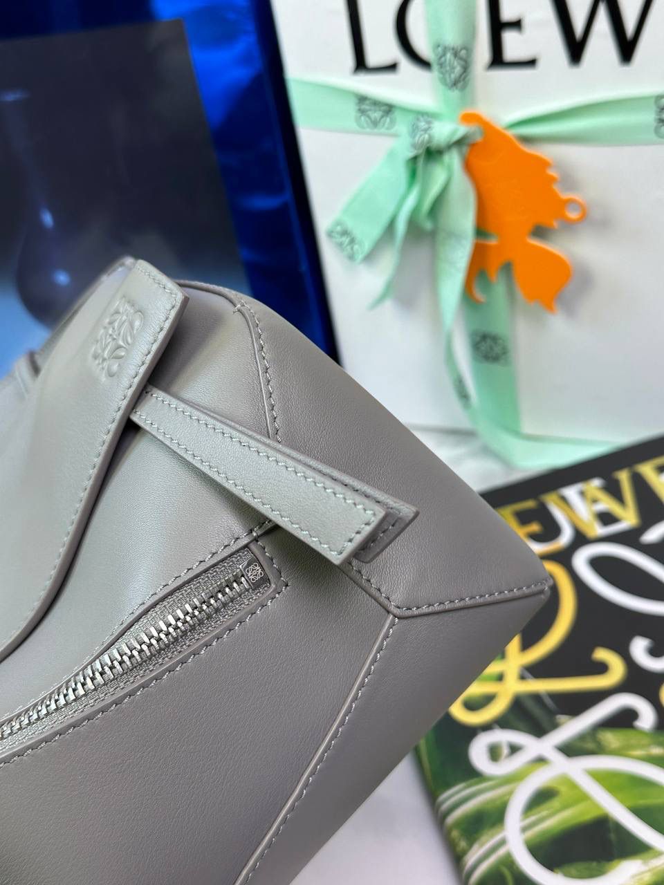 ⭐️最新升级版𝟮.𝟬-𝗣𝘂𝘇𝘇𝗹𝗲腰包⭐️ （珍珠灰到货‼️） 尺寸：𝟮𝟰-𝟭𝟬.𝟱-𝟭𝟲𝗰𝗺 款号：052343 👉🏻长方体形状和精确的切割技巧创造出Puzzle 腰包以及独特的几何线条成为 “Loe罗家”的著名代表作~ 👉🏻金属搭扣开合，刻有标志logo徽标，可调节肩带，翻盖大容量插袋和一个外部拉链口袋，🐂柔软细腻napa小牛皮，正品Ykk五金，Anagram压纹，人字纹棉麻帆布内里 👉🏻（男女♀♂同款）大小非常合适。胸包、背包、单肩、斜挎、腰包五种背法任你解锁🔒 👉🏻 （独家背景➕独家品质➕独家包装➕独家控制对版细节📦➕精致全套礼盒套装❤️） 重点：让你花最少的钱💰体验最大的仪式感❤️