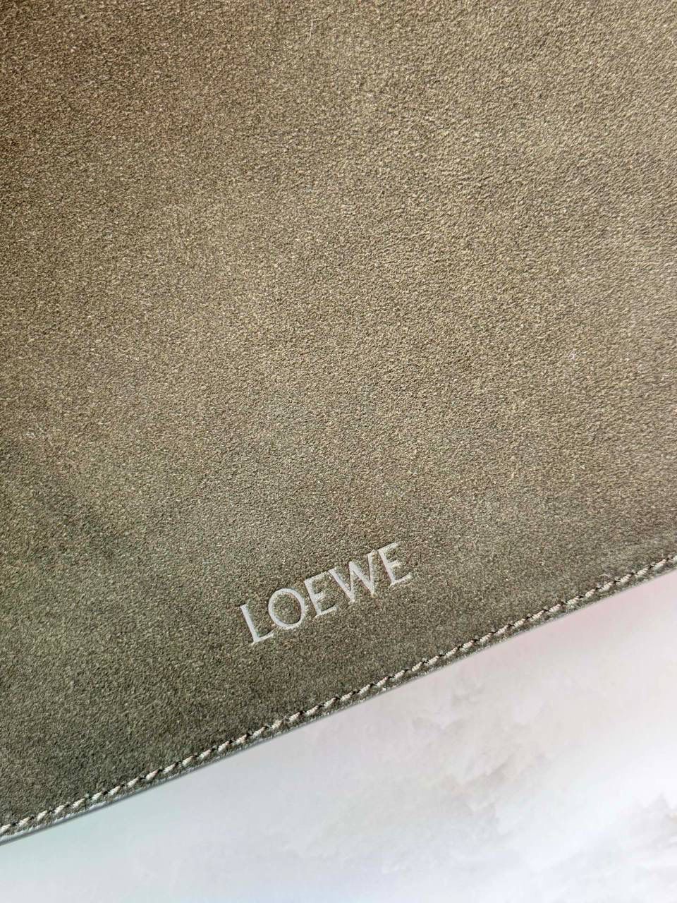 𝙇𝙤𝙚𝙬𝙚 𝙁𝙡𝙖𝙢𝙚𝙣𝙘𝙤 𝙎𝙖𝙩𝙘𝙝𝙚𝙡 福袋款邮差包 ➕刺绣🅾️字母宽肩带 编码：062404 尺寸：𝟑𝟒-𝟏𝟐-𝟐𝟒𝐜𝐦 新款以经典福袋收缩打结为元素，采用外部麂皮➕内里𝗡𝗮𝗽𝗮小牛皮➕刺绣字母宽肩带的精致搭配打造全新升级款邮差包🅰️，可斜挎、肩背和手提，超大容量满足日常所需🎈