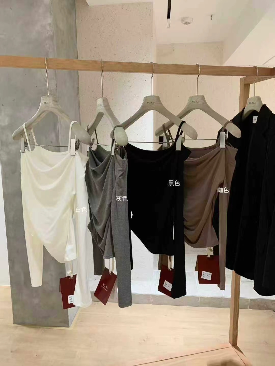 1715 RUCHED OFF-SHOULDER TOP 褶皱一字肩上衣