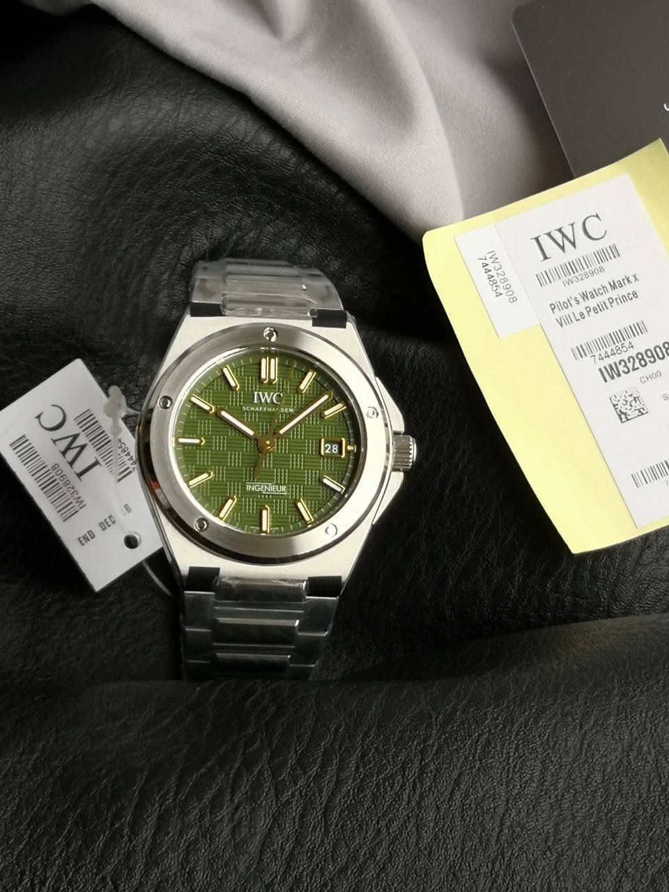 全新工程师自动腕表40 “牛油果”限量款（IW328908），灵感源自《F1®》电影布拉德·皮特佩戴定制表，全球限量1000枚。 采用精钢表壳与表链，“网格”纹饰绿色表盘饰以金质镶贴时标，精妙复刻影片中角色的配色美学。 绿色表盘源于布拉德·皮特的个人标志，搭配“网格”纹理和功能性螺丝表圈，凝练工程师系列的结构语言，致敬IWC万国表与F1赛车运动的长久友谊。