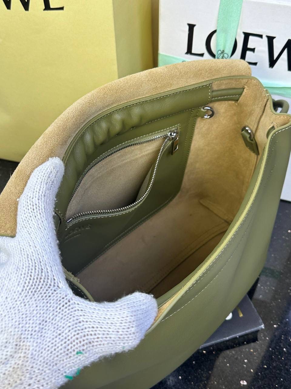 【全皮橄榄色】 𝙇𝙤𝙚𝙬𝙚 𝙁𝙡𝙖𝙢𝙚𝙣𝙘𝙤 𝙎𝙖𝙩𝙘𝙝𝙚𝙡 福袋款邮差包 ➕刺绣🅾️字母宽肩带 编码：062404 尺寸：𝟑𝟒-𝟏𝟐-𝟐𝟒𝐜𝐦 新款以经典福袋收缩打结为元素，采用内部麂皮➕外部进口小牛皮➕刺绣字母宽肩带的精致搭配打造全新升级款邮差包🅰️，可斜挎、肩背和手提，超大容量满足日常所需🎈