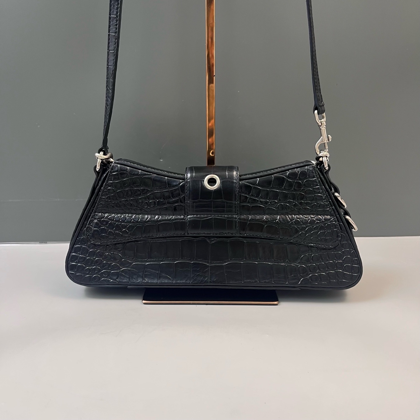 【預訂貨品】巴黎世家黑銀鰐魚壓紋腋下包