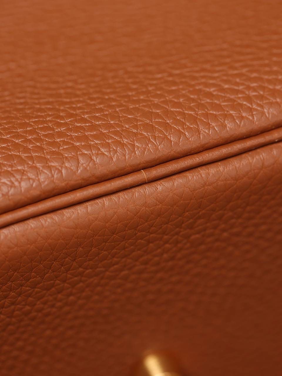 Hermes 爱马仕 Lindy 26cm 金棕金扣👜✨ Lindy 独家渠道货 独家欧洲原厂皮原厂五金组装的ZP尾单货 尺寸：26*18*14 cm Lindy是采用原厂的正品TC皮，什么是TC皮？ 爱马仕专用的clemence,简称tc皮，是Hermes最受欢迎的皮革之一，颜色会比Togo少一些，但是纹路比Togo细腻，含油更高，更软，因此稍稍有些下垂感的特点。 欣赏独家货源的美 闭眼入😍🤭🤟🏻