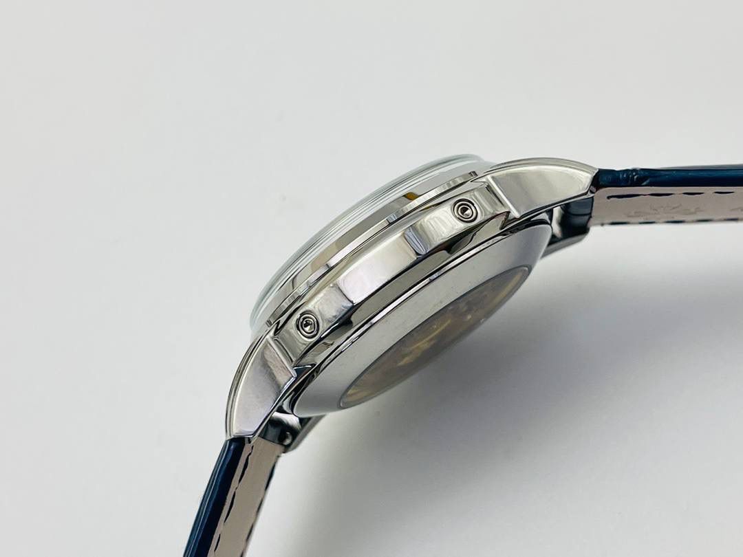 百达翡丽5320G-001超级复杂功能时计！🔥🔥 1⃣️直径40毫米一体冲压成型的双层式精钢表壳，致敬了经典的设计语言奶油色的表盘营造复古氛围，表盘边缘刻印有密分秒数刻度，配金质阿拉伯数字及五分钟凸圆刻度字钉，更有立体感。时分指针以巴顿式设计为基础，配以尖长的针尖，这特色造型是呼应了 1950 年代 Ref. 1463 计时码表的指针。 2⃣️表盘6点位置是月相显示和日期分拨。所有的万年历标志都很好，一眼就能读懂。 3⃣️内里搭置了仿324 S Q 自动上链机芯，是 324 自动上条传奇机芯的精装版本。机芯夹板桥经倒角，边缘作细意打磨，主夹板饰以鱼鳞纹，而夹板则缀以日内瓦波纹，夹板表面有包金雕刻，螺丝凹槽经打磨和倒角，连钻孔亦同样经打磨处理。