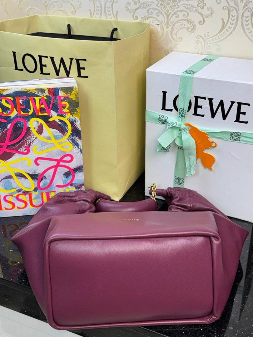 🎈（全钢五金）中号纳帕羊皮𝙎𝙦𝙪𝙚𝙚𝙯𝐞 —【绯红色】📍 尺寸中号：34-33-13.5cm 尺寸小号：29-10.5-24cm 型号:652328 😇罗家全新成员Squeeze手袋💯 满分到货•采用触感柔软的纳帕小羊皮革🐏•里外全皮💯传统工艺➕创新研究•全新独特设计。 😇最新宣言款配件：Anagramc pebbled 不锈钢及铝合金材质•升级打造标志性甜甜圈•相同质感•更轻重量。 😇具备令人惊讶的轻盈褶皱包身 可肩背、斜挎或手提*可调节甜甜圈⛓️链条肩带•搭配Anagram携刻鹅卵石•附加额外链条•可进一步延长肩带*磁扣开合*内部拉链口袋