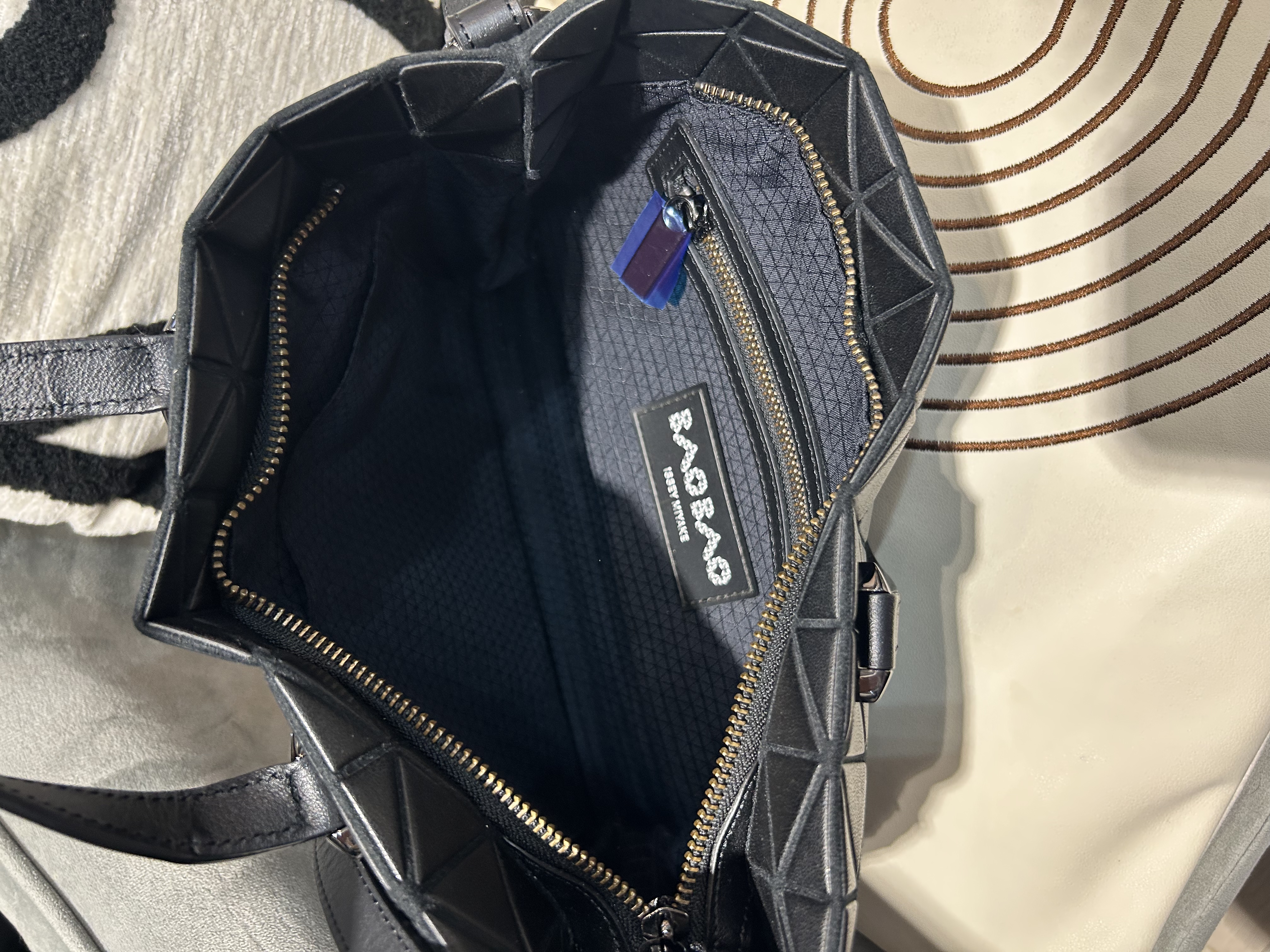 Issey Miyake Bao Bao Tonneau Matte Crossbody Bag 啞黑色牛皮
