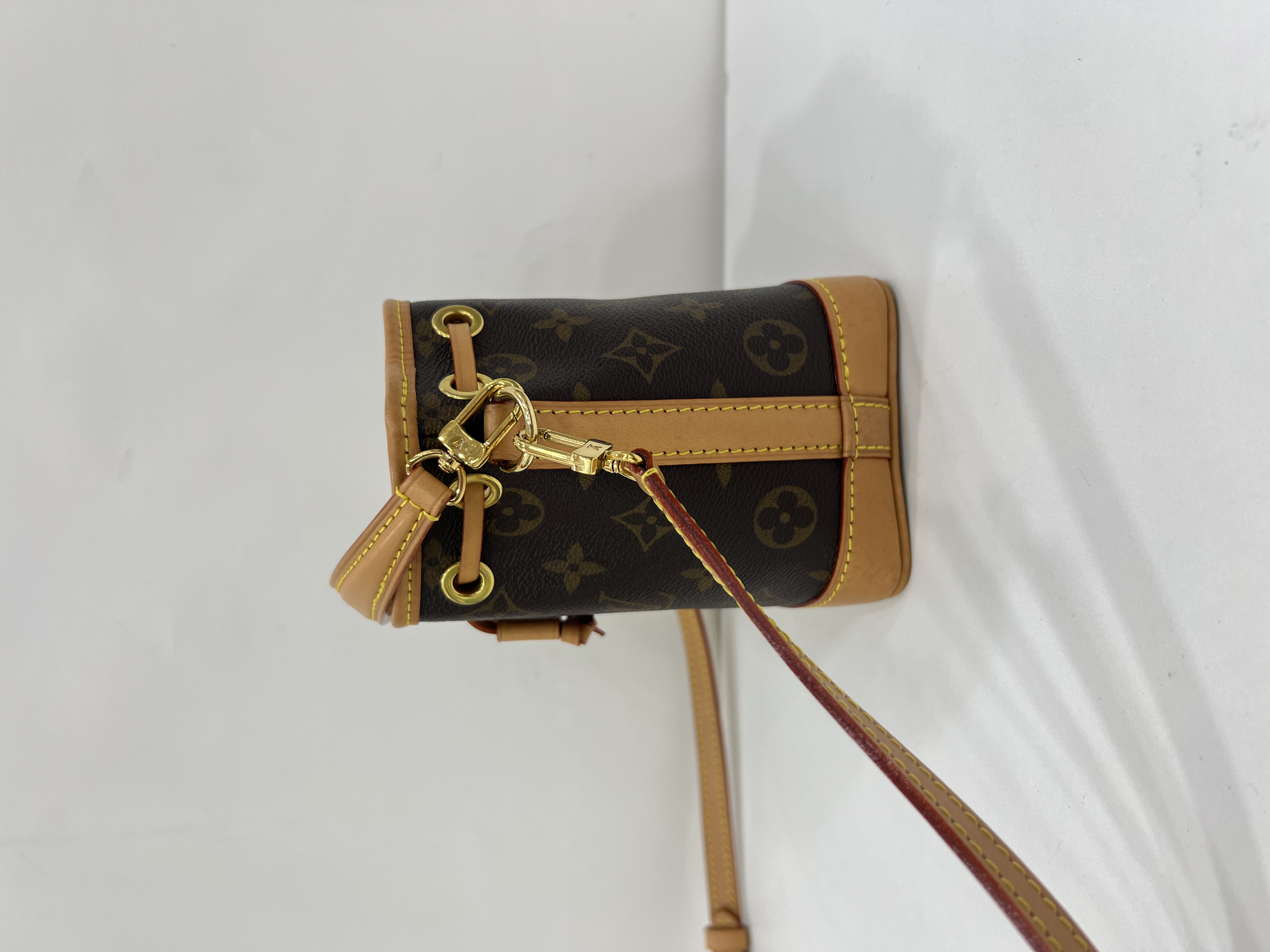 直播貨品 |  [1個-$100 2個-$300］E22