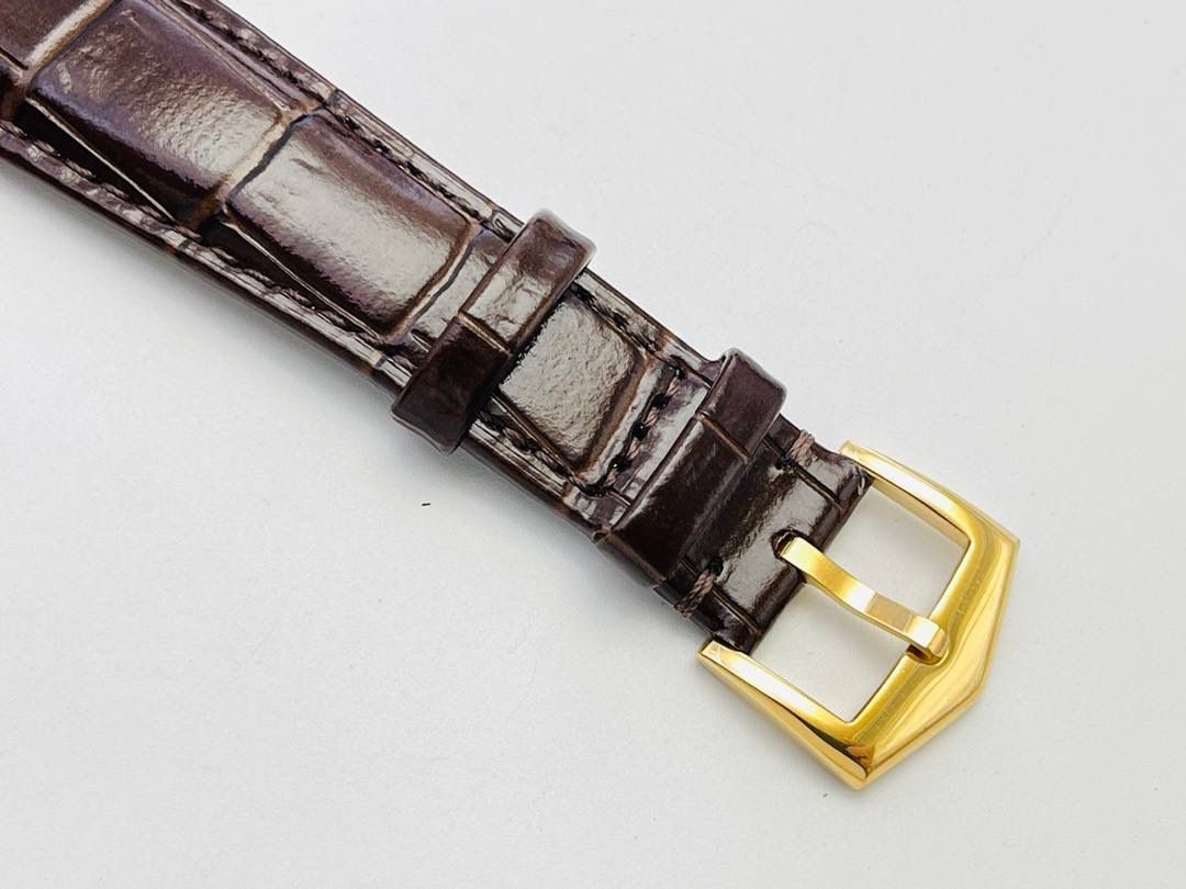 百达.翡丽-古典表系列——3919腕表震撼登场。🤩😍完美还原表中王者的独特质感和简约格调！细节升级如下： 1⃣️腕表尺寸39MM，尺寸数据完美吻合正品，佩戴轻便，还原正品体验。 2⃣️玻璃采用与原装一致的锅盖型穹顶玻璃，特镀有双层抗眩晕增透镀膜。 3⃣️表盘标识和指针的边沿全部采用手工润饰倒角，之后再采用镀铑工艺处理，确保光泽度和质感不亚于原装。 4⃣️机芯采用30-255 PS机芯机械！ 5⃣️表带经典意大利小牛皮表带，做工精致，包边细腻，尽显大牌风范，搭配原厂针扣。