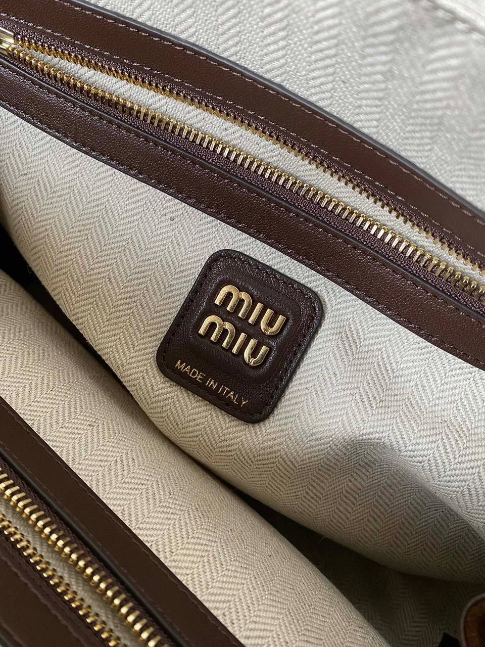 🈶可可棕 𝗠𝗶𝘂𝗠𝗶𝘂24秋冬公文包 今年棕麂皮系列大人气啊！ 深深的巧克力色，满满秋冬味儿～ 绒面皮每年都会有，但是！！今年这股风刮的特别猛 从秀场到ins博主穿搭，或者线上门店 几乎都有麂皮元素！ 西装款 夹克 风衣 鞋子 包括包包等 延续去年美拉德色系的颜色， 今年的颜色各种各样，有深有浅 但我唯爱咱miu家的这个巧棕色 绝对秋冬氛围感里，最“增质感”的时髦单品！ 23×34×10cm #F0020m