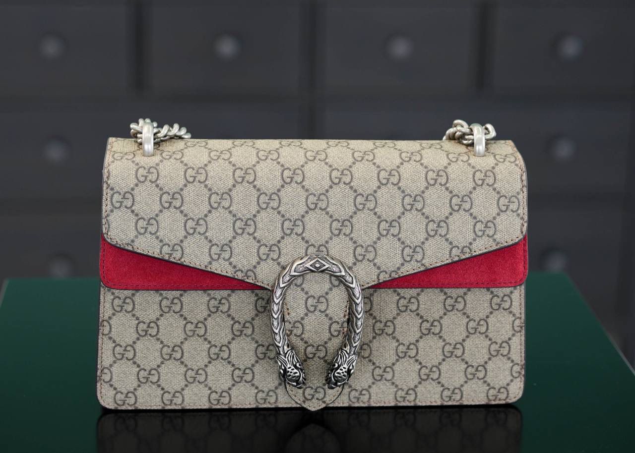 🥯GG Dionysus系列小号手袋酒神 老花红 28cm GG家入门级小包推荐，酒神里面的经典基础款 经典酒神扣搭配原厂小牛皮 出镜率非常高 简直是穿搭利器 官方款号 476432 尺寸迷你：16.5x10x4cm 尺寸小号：28x17x9cm