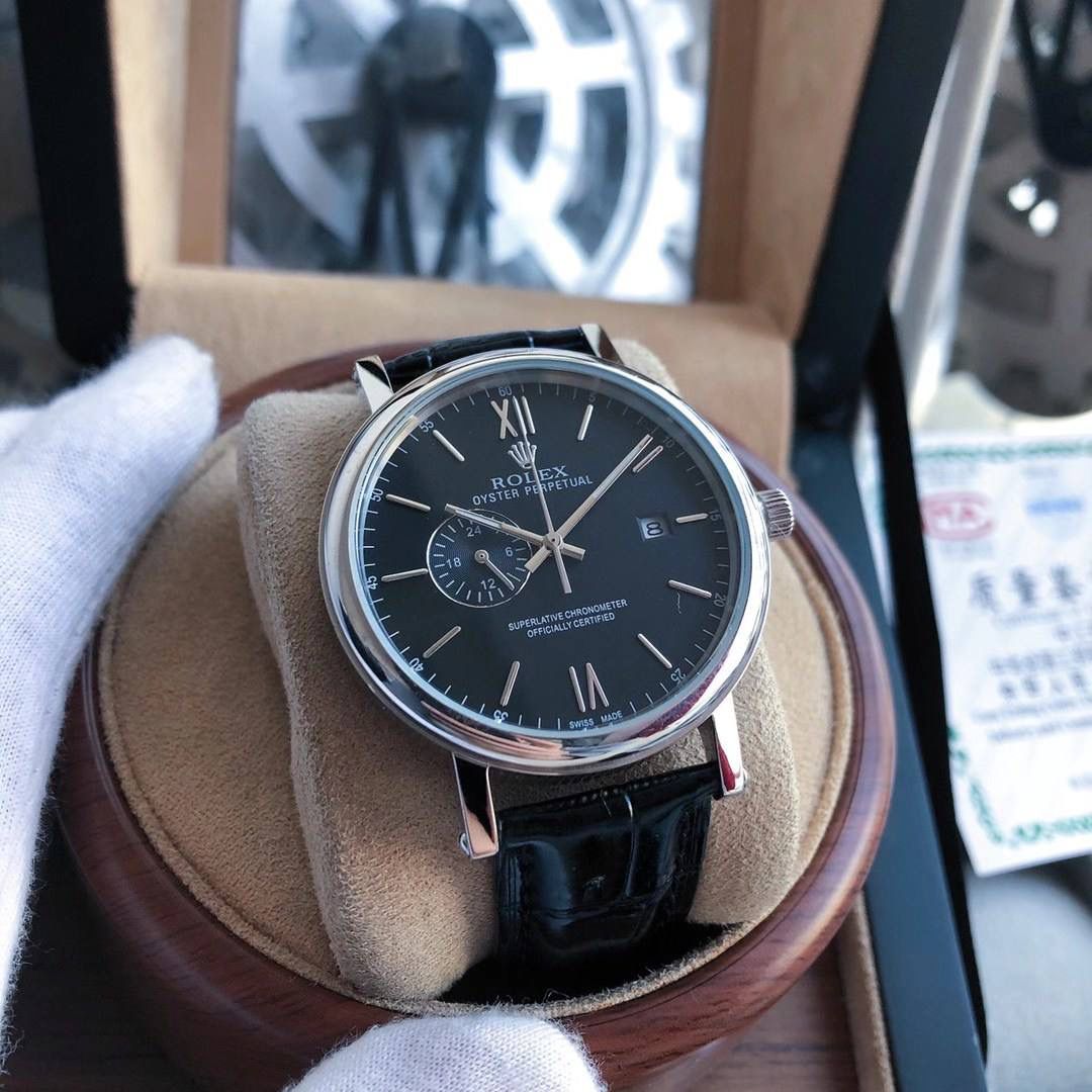 💎品牌：劳力士（领先新品，浩瀚大气）奢华大气类型：精品男士腕表（新品）表带：真牛皮表带(舒适)机芯:进口全自动机芯（稳定）材料：矿物质防刮镜面（高清，耐磨）大气爆款 豪情风格 腕间瑰宝 匠心独蕴 尺寸：直径40mm厚度12mm热卖上市！