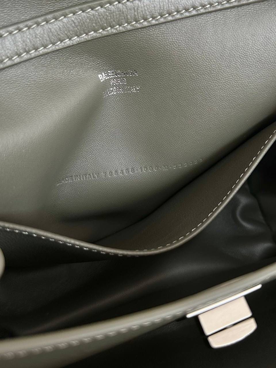 ba1enciaga rodeo mini 军绿色🪖 哒哒哒，mini也来咯 看完正常size的rodeo再来看mini 真的是除了可爱还是可爱 这种尺寸就不挑身高了 每个人背出来都是萌萌哒哈哈哈 而且男生女生都能背，不挑性别～ 这只包的皮一定不能硬，也不能太软太亮 mini：23×17×9cm795456m