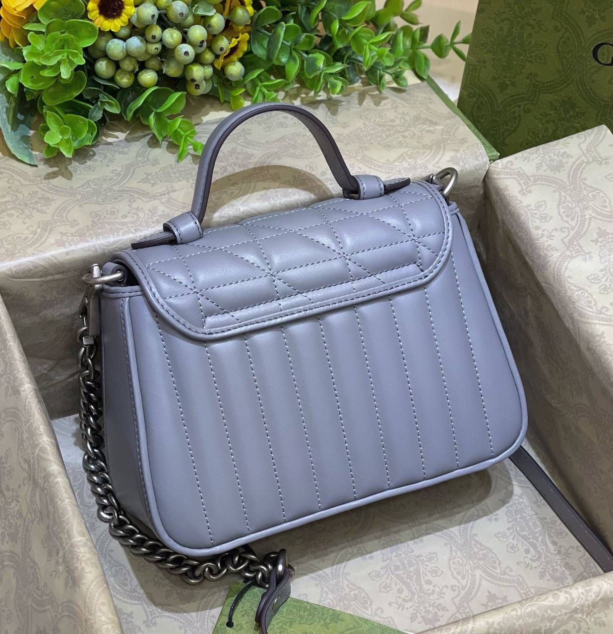 ✈️✈️✈️ 🔥𝙈𝙖𝙧𝙢𝙤𝙣𝙩 菱格原厂皮# ▫️型号583571 ▫️尺寸 21*15.5*8cm G家新款系竖菱格主题，焕新演绎经典造型，选用原厂牛皮材质，饰带银灰色双G，可拆卸金属链肩带设计，可令手提包轻松转换成肩背包，打造多种携带选择。