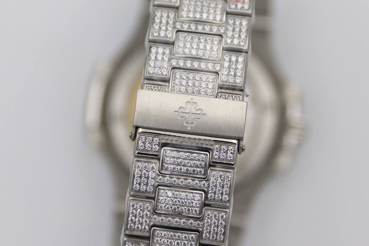 百达翡丽鹦鹉螺满天星V3版。少量到货！！！独家还原正品后镶钻。 全新修正V2版不足的四大细节： 1.表盘上12个条形刻度，根据原装5711字钉开模，效果保持了跟原装一致的黑油条形夜光刻度。 2.全新定制原版324机芯，V3版本机芯摆轮位置与原装一致，CNC数控技术打造机芯夹板，深度洗花和刻字，效果保持了原装应有的细节，机芯结构还原度极高。 3.表带升级还原正品后镶钻侧面表带镶石工艺：挑战难度极高百达翡丽鹦鹉螺侧边镶钻表带R8制表师历练数年多次，尝试过无数种加工工艺，即使再难也有破釜沉舟的心态，如今终于大功告成，还原正品后镶钻效果，是目前唯一可以做到表带侧边镶钻工艺。 4.指针升级：秒针中心点升级为针轴秒针。 （让你体验最奢华百达翡丽鹦鹉螺）