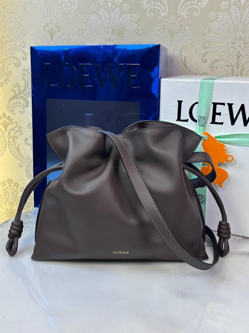 全新升级—中号𝙁𝙡𝙖𝙢𝙚𝙣𝙘𝙤出货啦✅ ❤️升级版福袋正面新增品牌烫金𝙇𝙤𝙜𝙤代替压印𝙇𝙤𝙜𝙤，肩带加宽同时增加两侧狗扣五金代替原本皮穿扣肩带，精致又便捷🥰 ❤️独家定制皮料五金，小牛皮皮质手感十分柔软且耐用，肩带🉑拆卸🉑调节，多种背法任你选择，容量超大，日常出行必备😍 ❤️独家品控，完全对版细节，全套礼盒🎁包装给你满满的仪式感🥰 中号尺寸：𝟑𝟎-𝟏𝟎.𝟓-𝟐𝟒.𝟓𝐜𝐦 款号：052028咖啡色