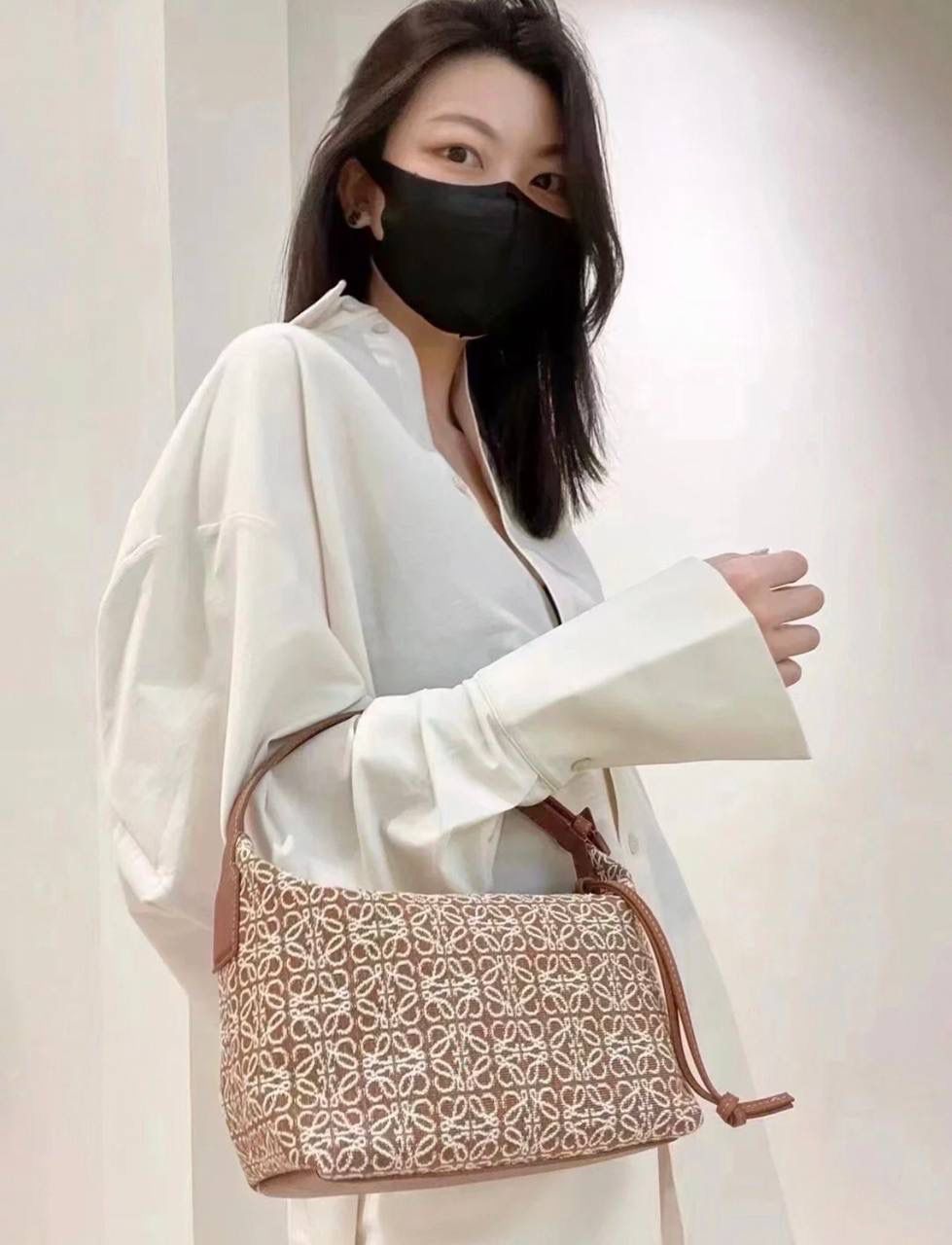 * 𝘊𝘶𝘣𝘪 𝘈𝘯𝘢𝘨𝘳𝘢𝘮 提花布手袋✌️ 大号尺寸:27-17-22cm（顶部宽处34cm） 编码:062102 黑色【配全套礼盒】 包包面料挺括度适中，没有固定形状 ，背上出门慵懒氛围感十足😘，肩带可以调节，伸缩至腋下背，单肩，手拎皆可