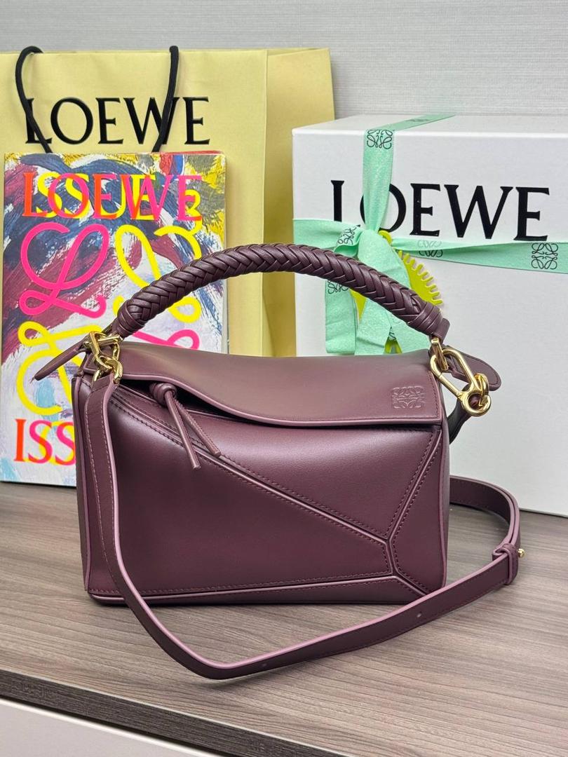 🎈最新编织手腕𝙋𝙪𝙯𝙯𝙡𝙚 ——【深酒红】 尺寸：𝟐𝟒-𝟏𝟎.𝟓-𝟏𝟔.𝟓𝐜𝐦 编码：062405 【配全套礼盒】 ♥️以罗家经典几何设计，搭配独特的编织手腕，绒面内里。 ♥️容量大，经典百搭，可拆卸肩带，有单肩，斜挎，手提等多样化背法。随性时髦洒脱，实用性强。 ♥️独家背景➕独家品质➕独家全套砖柜礼盒套装，市场高端品质皆在我手✌🏻