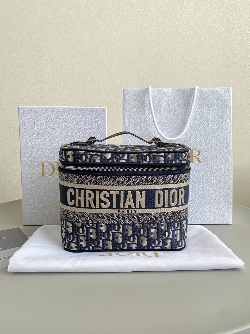 🈶化妆包，大号 𝗗𝗶𝗼𝗿 𝗢𝗯𝗹𝗶𝗾𝘂𝗲化妆包/洗漱包 每个女孩子都需要拥有的超级能装化妆包！经典的老花帆布刺绣颜值超高 ，容量巨大到瓶瓶罐罐都没问题！边惊讶边感叹这也忒能装了！旅行在外一包搞定！便捷式手提设计日常还可手拎凹造型不要太酷了！ 23.5×14×18.5cm #M915m