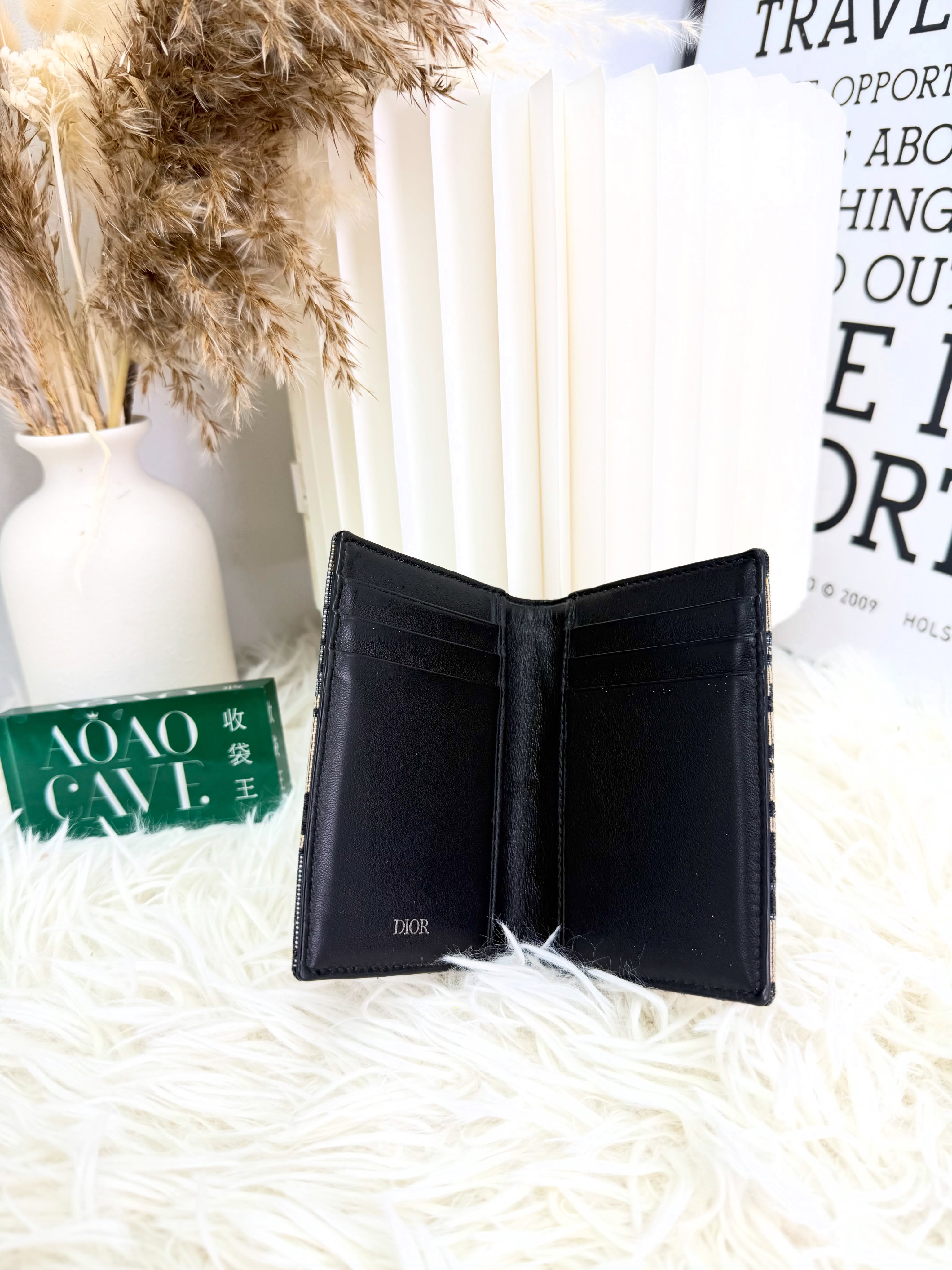 Dior👜 PRE OWNED 🛍️Cd老花刺繡卡包短銀包  8.5*1*11 cm  💰優惠價 $1480 92%new  #收袋王  喜歡的話快點pm/whatsapp 我們💓 銷售熱線51111 321（whatsapp)  我們服務包括有：手袋飾物回收、手袋置換(一換一、一換多也可以） 、專業手袋鑑證、專業手袋護理  購買方法 🏢親臨門市 荃灣南豐中心15樓1521室（荃灣地鐵站a出口1分鐘到）敬請預約 ❤️只賣正品正貨，任驗💓🫰🏻 ❤️‍🔥本店為香港註冊公司絕對真貨，信心保證👍🏻 🫰🏻本店設有鑑證服務，有駐場鑑證師  ✨歡迎追蹤我哋各個平台緊貼最新優惠x貨品🔥😍 👇🏻👇🏻👇🏻👇🏻👇🏻👇🏻👇🏻👇🏻  ⭐️Instagram: aoaocave  🌈Facebook: aoaocave收袋王  🔥Carousell: acluxuryhk  👆🏻👆🏻👆🏻👆🏻👆🏻👆🏻👆🏻👆🏻  ___________________________  Disclaimer🫰🏻All trademarks and copyrights are reserved to the original brand holders. @AOAOCAVE sells only authentic goods and is not affiliated with any of the brands mentioned.  @AOAOCAVE 跟任何品牌無關，而且沒有持有任何品牌資版權，亦沒有與任何品牌合作。所有商標及版權歸屬於品牌坊所有，帖子只作分享用途。  #aoaocave #手袋回收 #名牌買賣