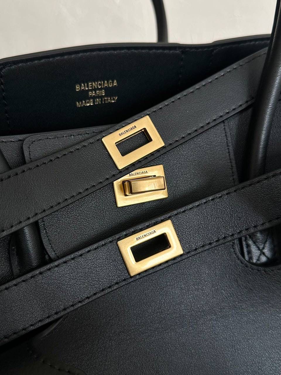 销量王🔥 ba1enciaga bel air 黑金中号🖤 新发手袋，火力全开 B家这季是打算了H家杠上了哈哈哈！ 我想说的是，从rodeo开始，B家就赢麻了 这个bel air是真好看，它还很好玩儿～ 第一，包身两边的耳朵处可收紧，也可敞开 第二，包身前面三个"小口袋"是假的！它翻起来用皮带穿过去后，就可以得到另一个极简风的bel air！这个设计我给一百分❗️ 总共有5种结构可以玩弄，太有意思啦😆 超大的包身，可以装下全世界 29×26×16cm805481m