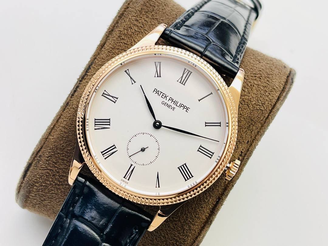 百达.翡丽-古典表系列——3919腕表震撼登场。🤩😍完美还原表中王者的独特质感和简约格调！细节升级如下： 1⃣️腕表尺寸39MM，尺寸数据完美吻合正品，佩戴轻便，还原正品体验。 2⃣️玻璃采用与原装一致的锅盖型穹顶玻璃，特镀有双层抗眩晕增透镀膜。 3⃣️表盘标识和指针的边沿全部采用手工润饰倒角，之后再采用镀铑工艺处理，确保光泽度和质感不亚于原装。 4⃣️机芯采用30-255 PS机芯机械！ 5⃣️表带经典意大利小牛皮表带，做工精致，包边细腻，尽显大牌风范，搭配原厂针扣。