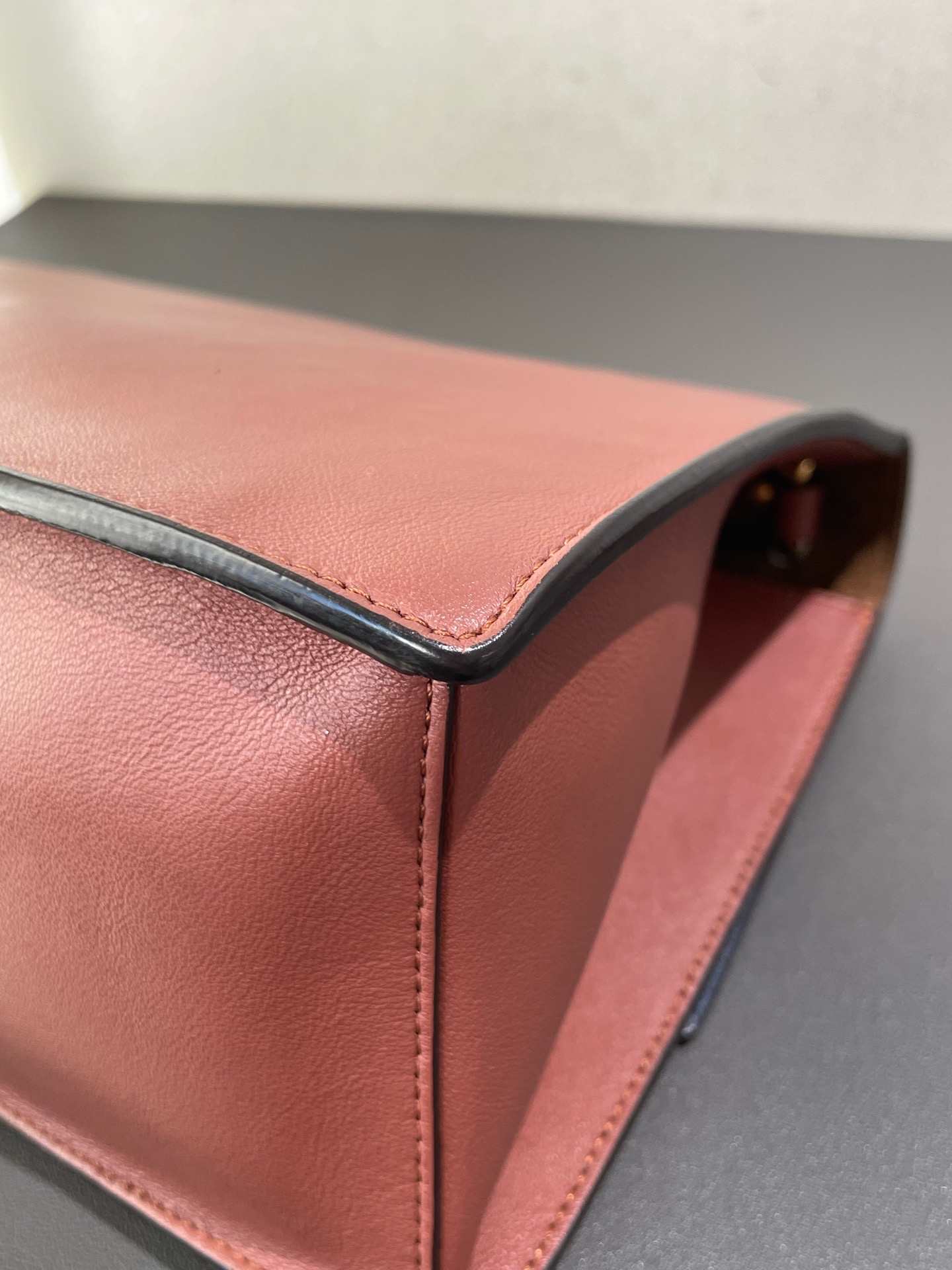 【預訂貨品】Fendi 豆沙色油蠟皮復古郵差包