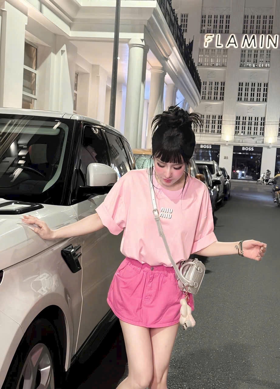 粉色T恤和牛仔裤裙两件套