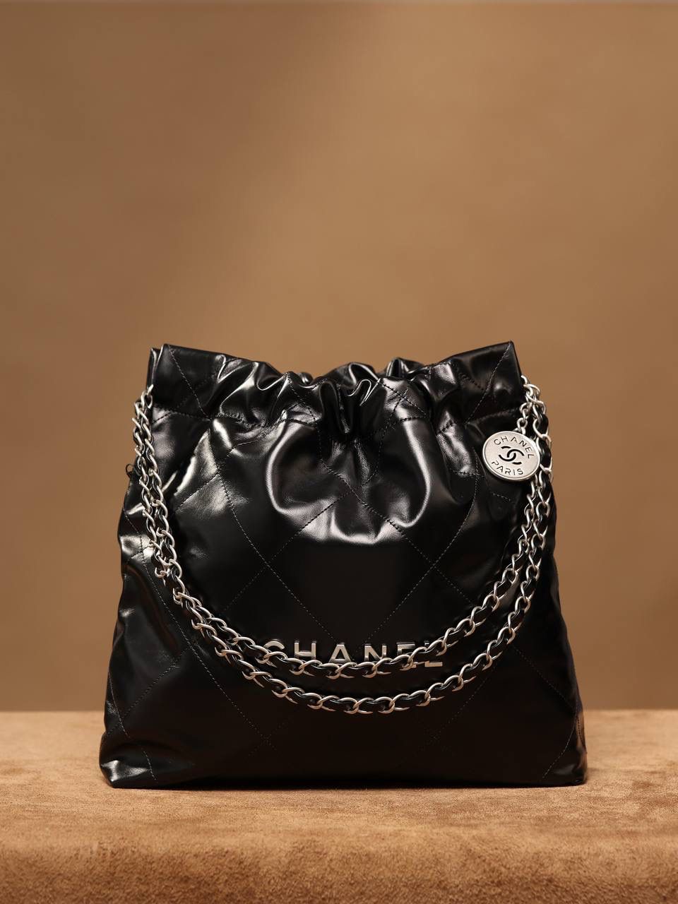 小香2022主打的爆款❤️‍🩹👜 22 bag已经火爆全网全球 我们简称“垃圾袋”，确实有点像垃圾袋 不过实用 我们只做渠道货 我们只做原厂皮独家渠道货 唯一对版的渠道货 22bag 黑色银字小号🤟🏻 小号：35 X 37 X 7cm 中号：39 X 42 X 8cm