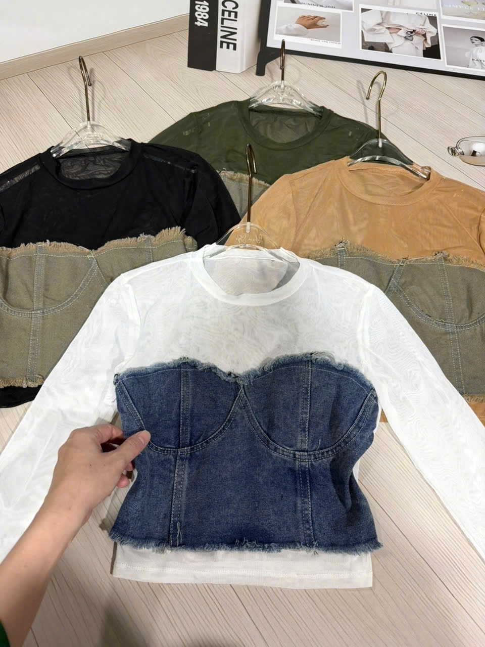 網紗長袖上衣搭配牛仔胸衣