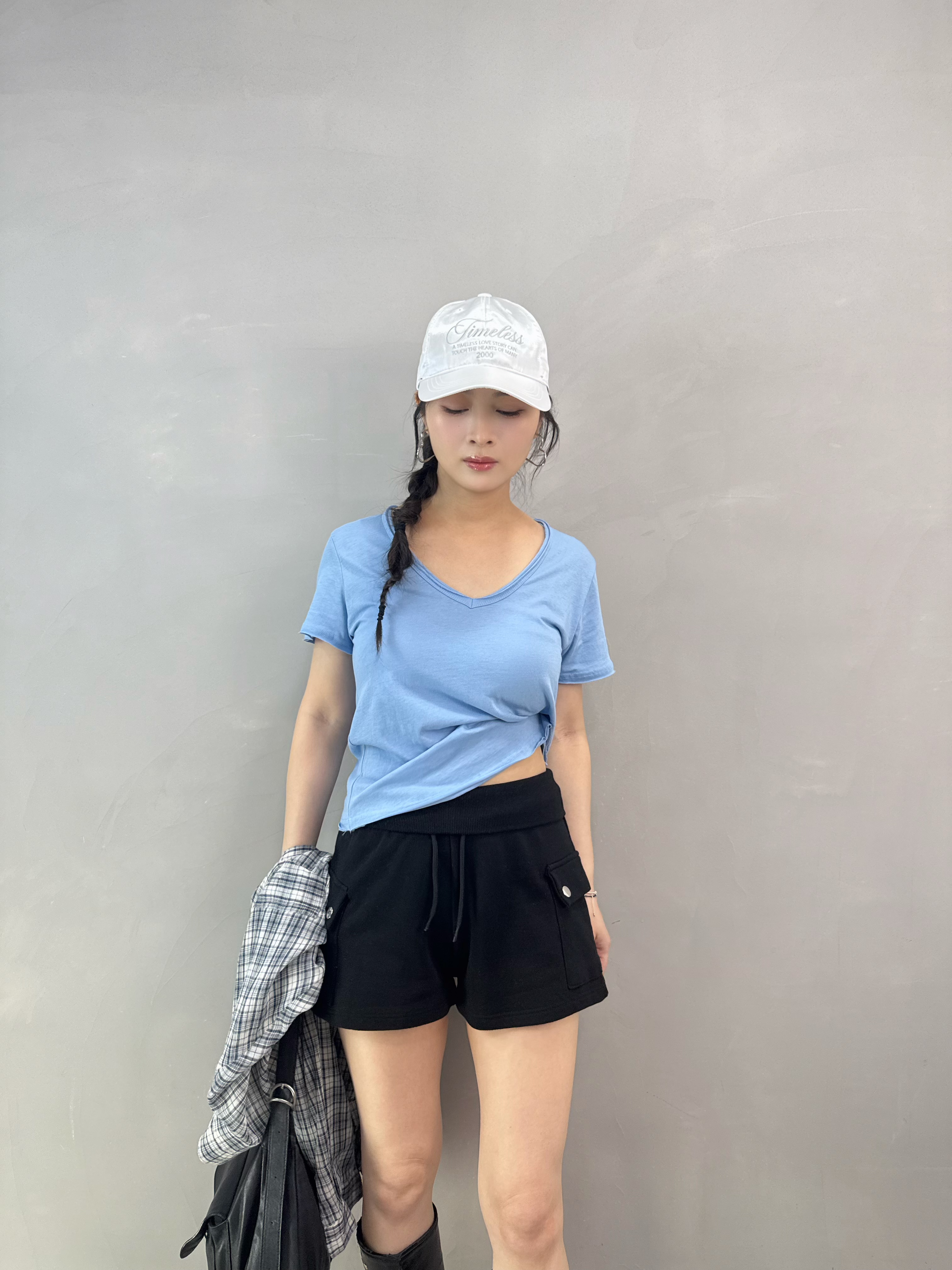 A09 剪邊V領Tee