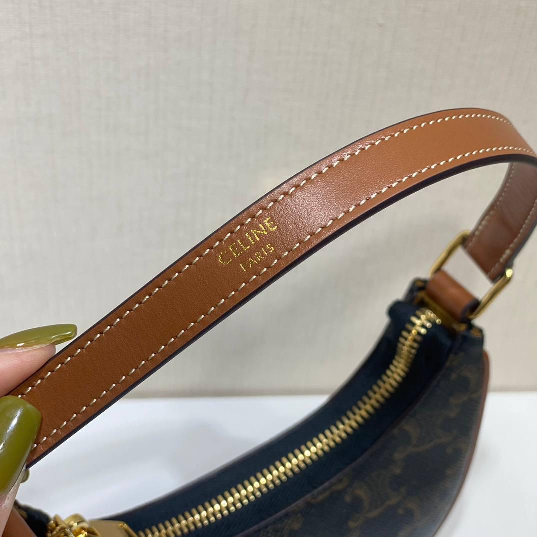 🔥大货实拍图 𝗖𝗘𝗟𝗜𝗡𝗘♥𝗖𝗔𝗡𝗩𝗔𝗦 𝗠𝗜𝗡𝗜 𝗔𝗩𝗔 腋下包鼻祖AVA出迷你款啦，简直可爱炸了！型号：10I602 尺寸：16*8.5*4cm