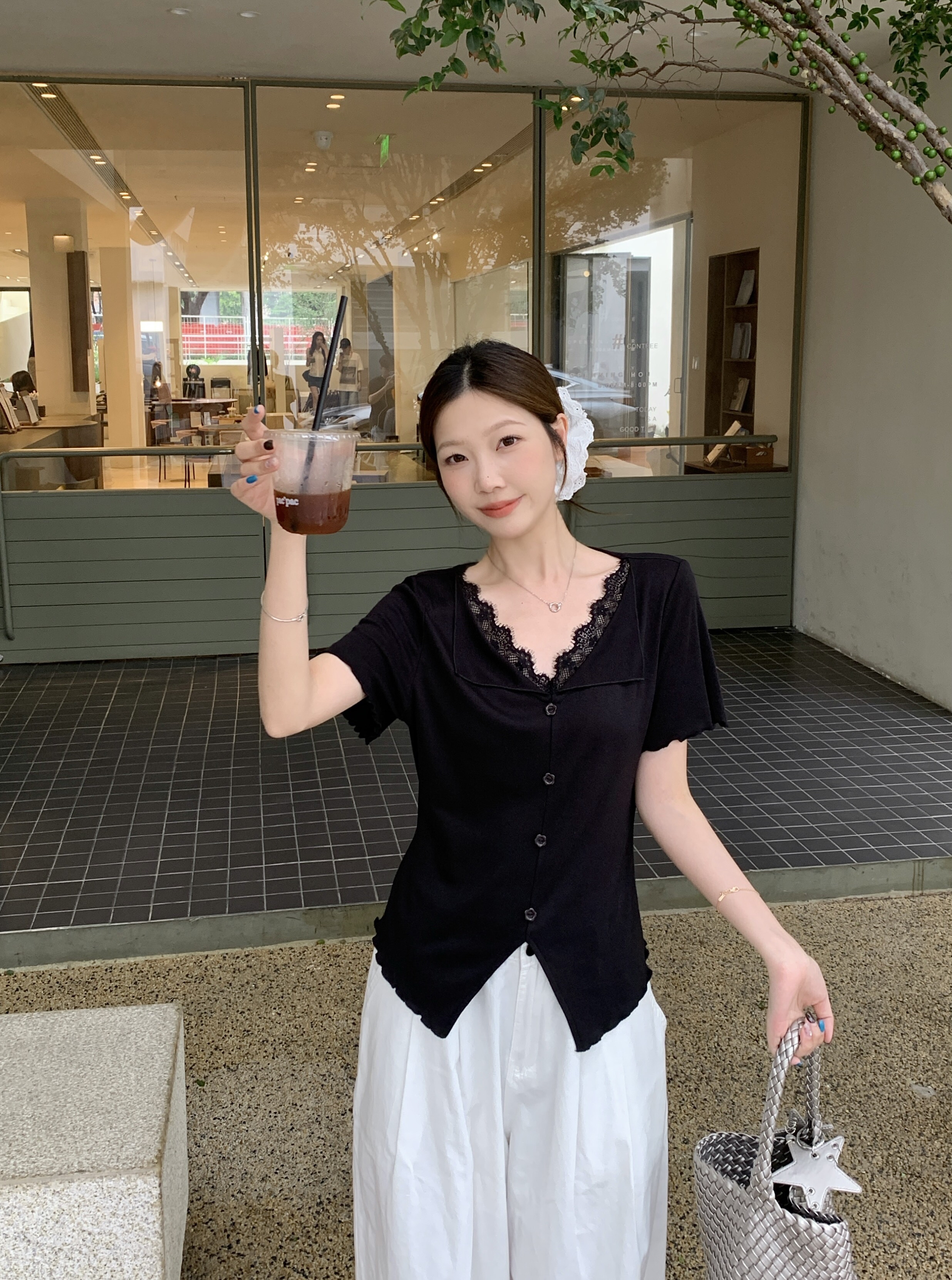 B103(81027) 韩系V型翻领边拼蕾丝花边木耳边袖与下摆开角黑黄上衣