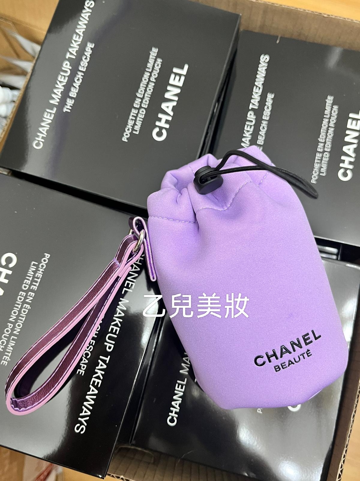 CHANEL Beaute 紫色束口水桶化妝包，配有同色系手提帶 有紙盒包裝