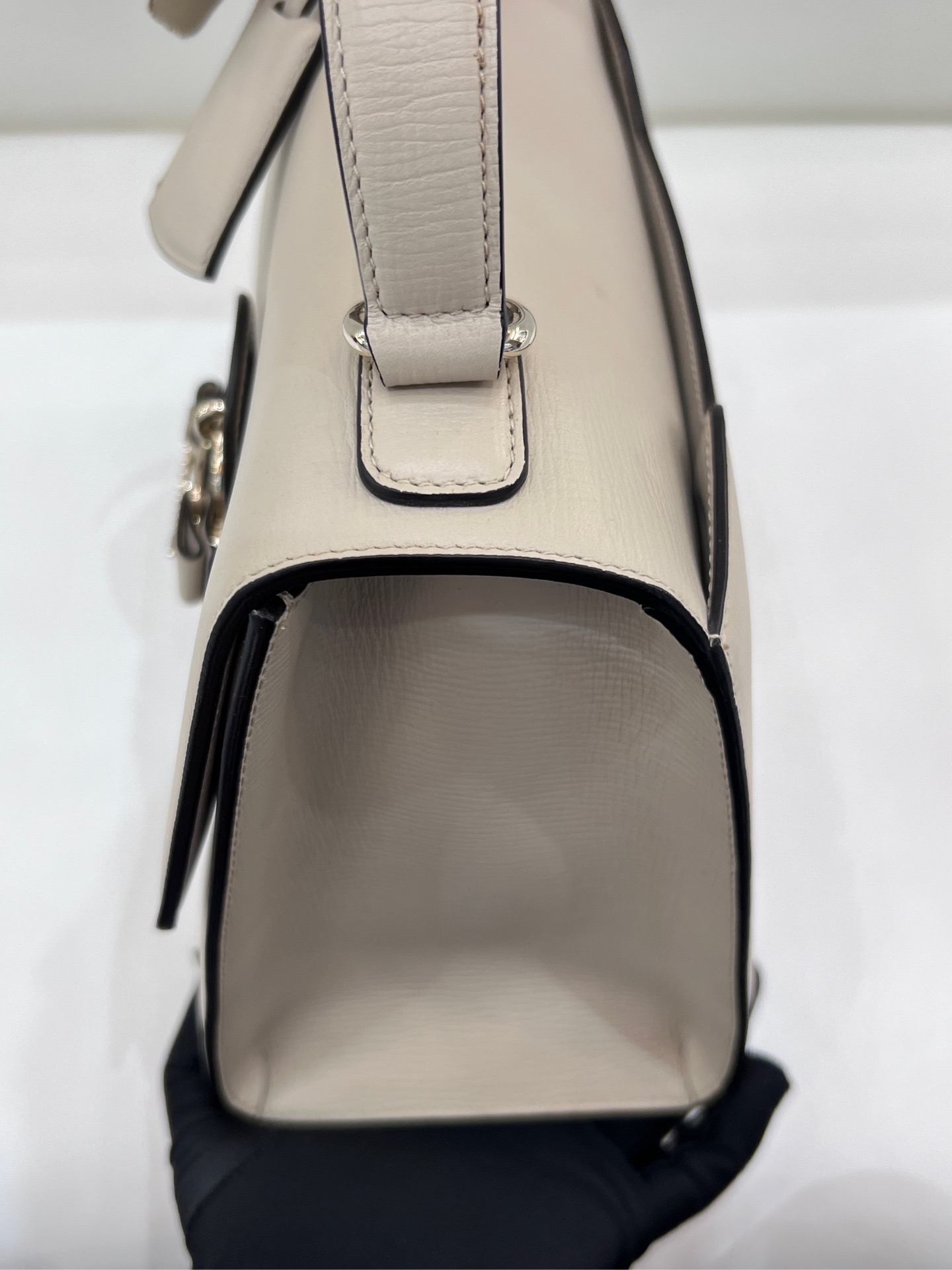【預訂貨品】閒置新⭐️  Ferragamo Letty系列米白色牛皮斜孭包