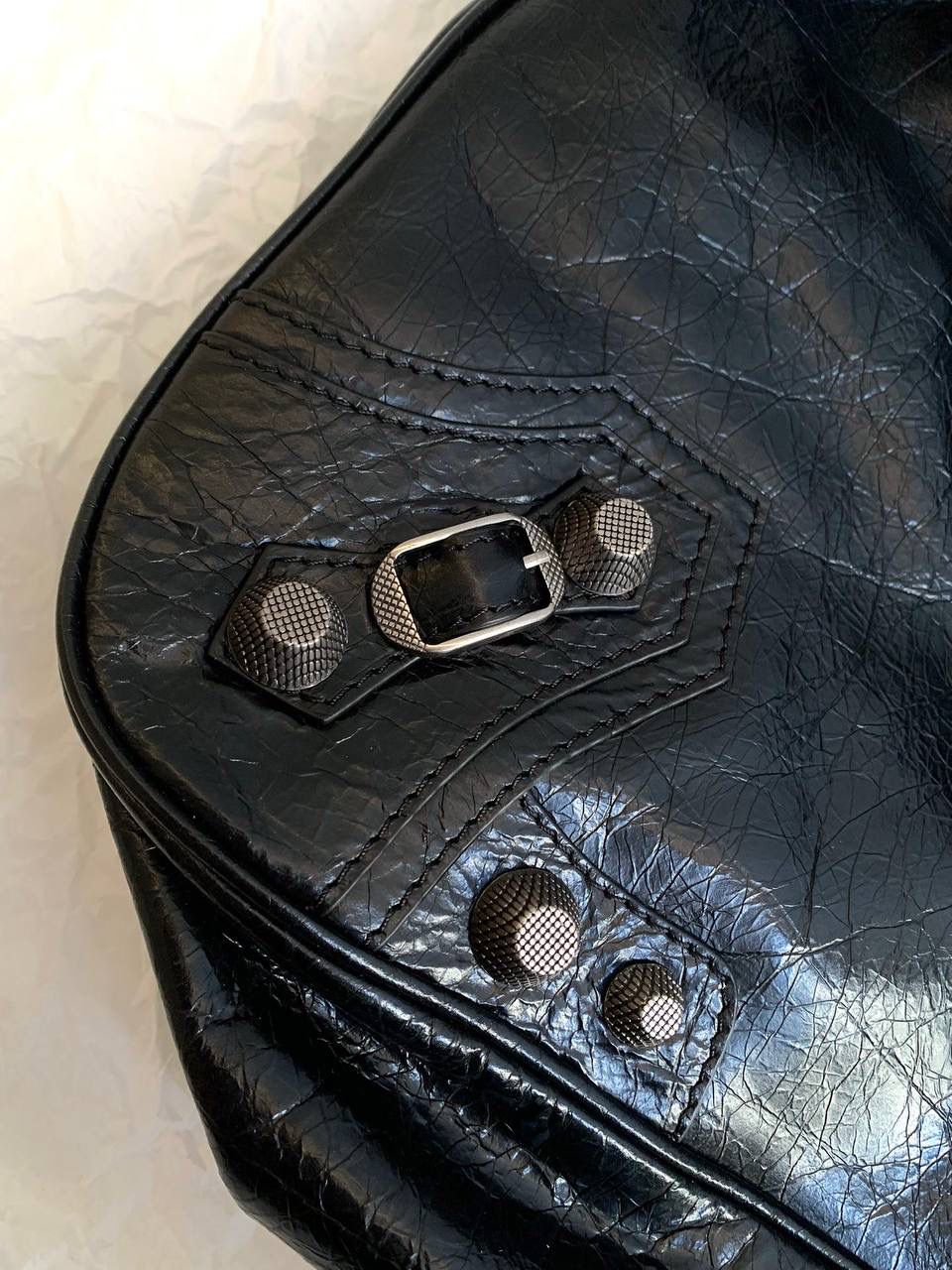 新爆款🔥 ba1enciaga neo cagole xl plus 油蜡黑银🖤 机车包衍生新款，超级好看！ 这只包有三种背法 除了常规的斜挎➕手提 里面还加了一层尼龙布料肩带 直接变成一个大托特！ 14寸的电脑咱说放就放😌 随性松垮的包型，时髦精的tote就它了 机车包最看中的就是整个包的皮料 我们家一直都是安排的原厂皮 皮料一定要软且皱，才做得出zp的慵懒感 46.5×30×13cm791601m