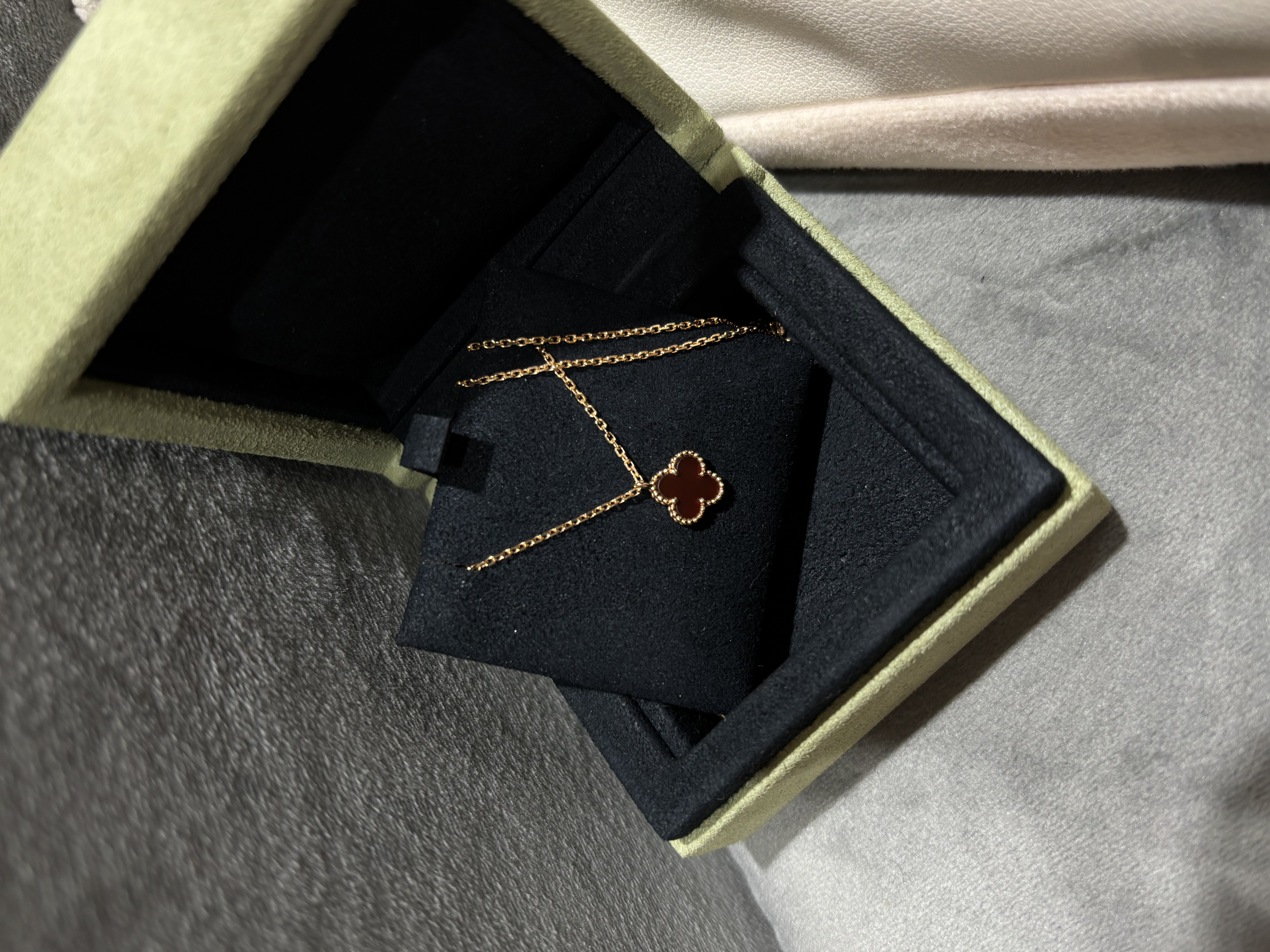 Van Cleef & Arpels VCA Sweet Alhambra Pendant, Rose Gold, Carnelian 100%Authentic, 99%New ✅專門店收據✅ certificate✅Box