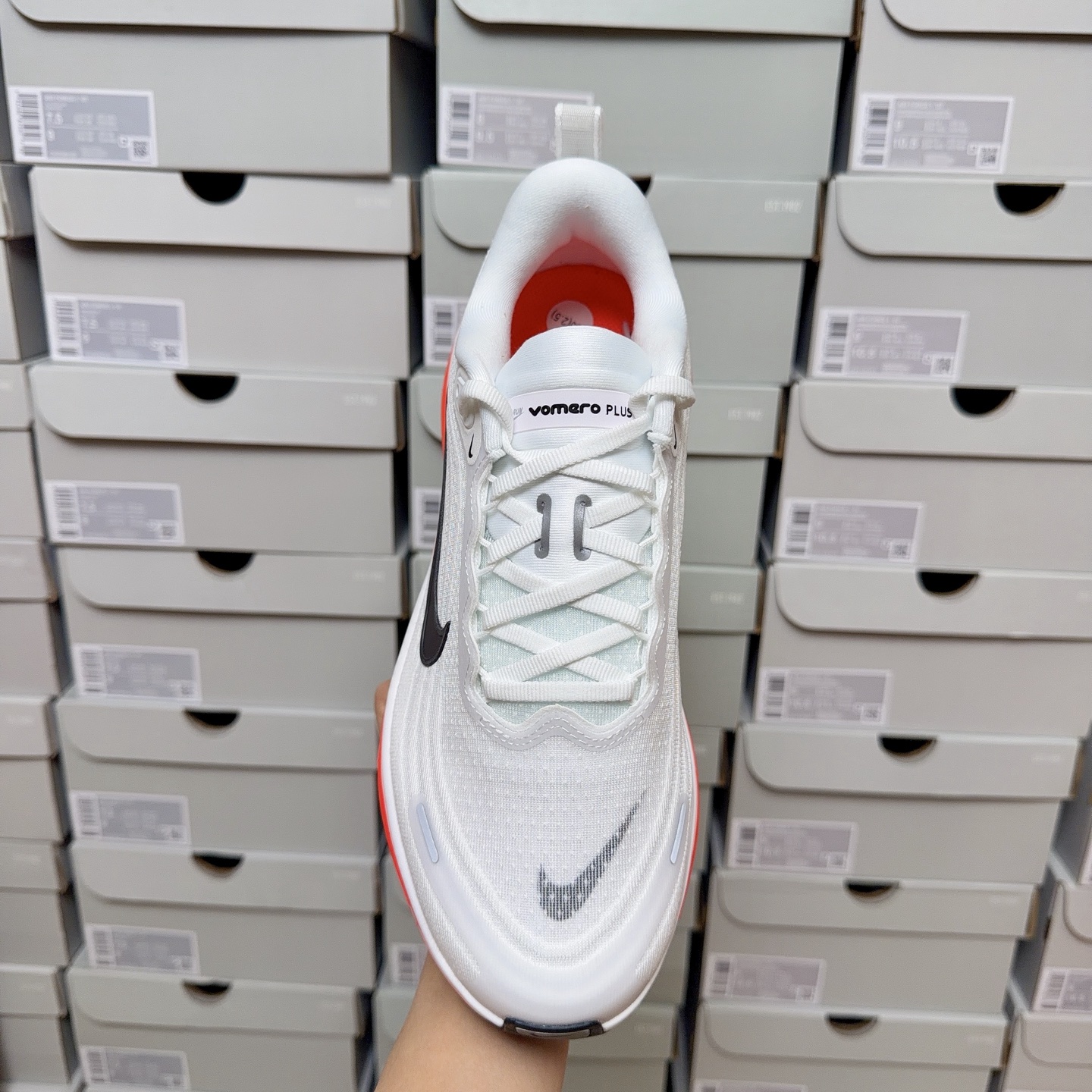 Nike Vomero Plus HV8150-100