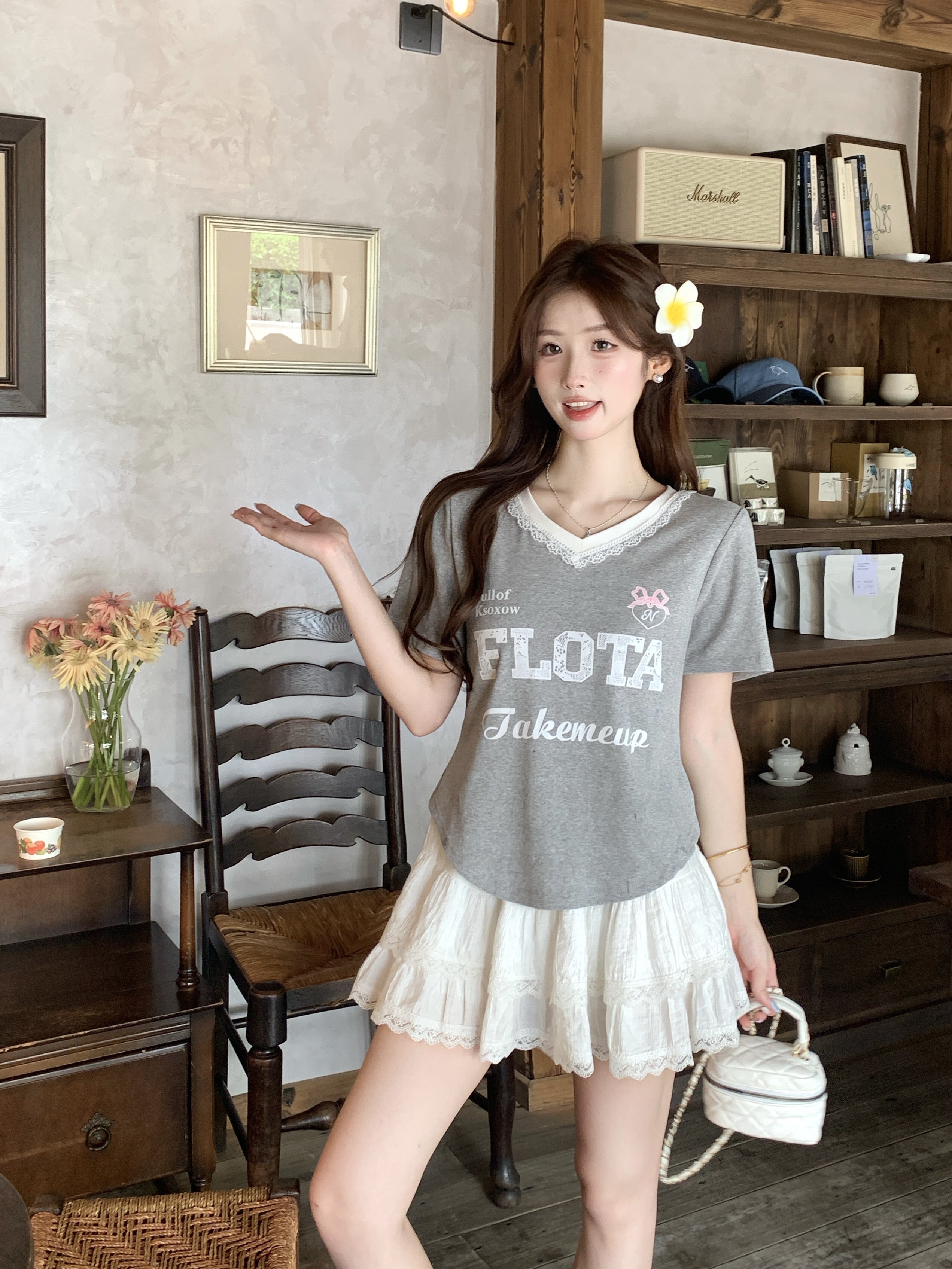 B333(80039) 美式甜辣风V领边拼蕾丝FLOTA灰蓝上衣