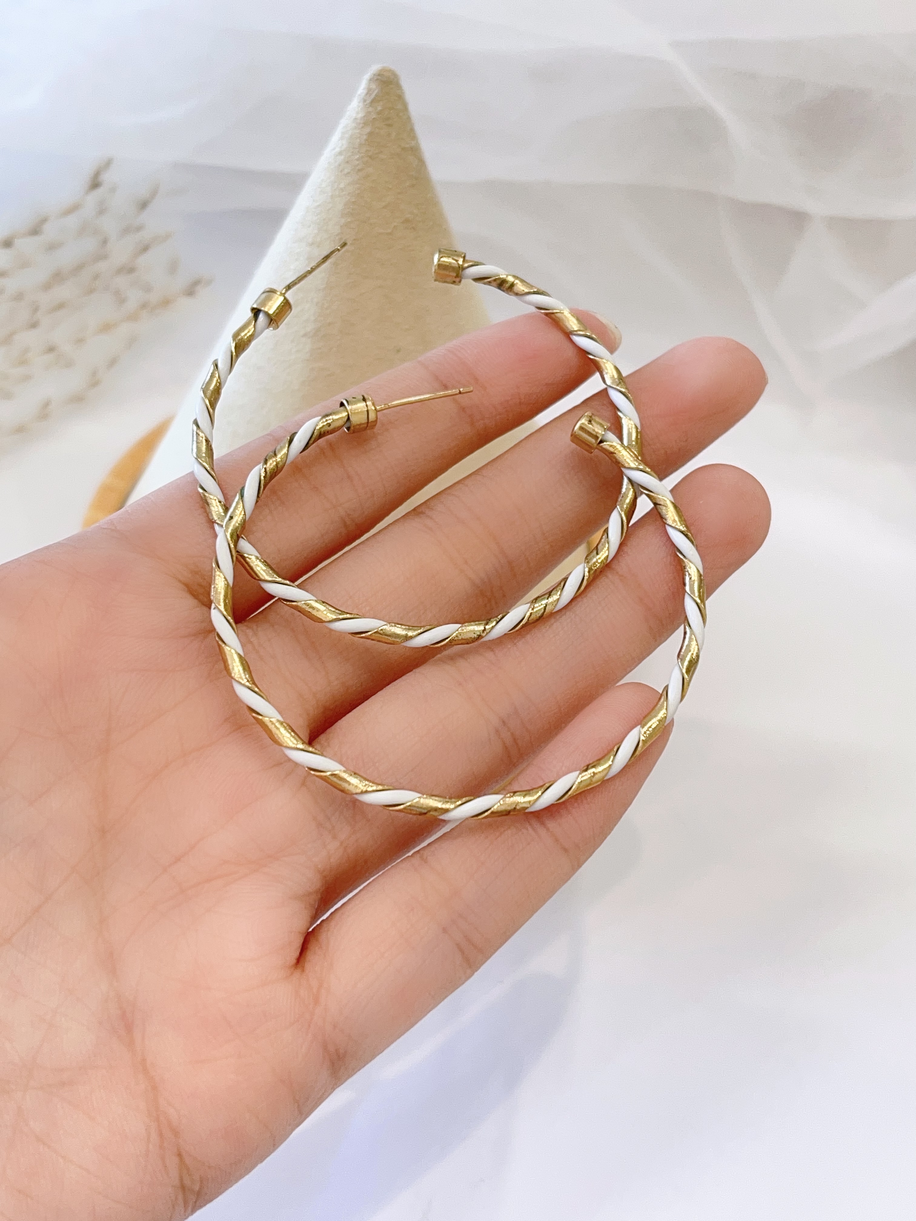 金白双色麻花C字耳环