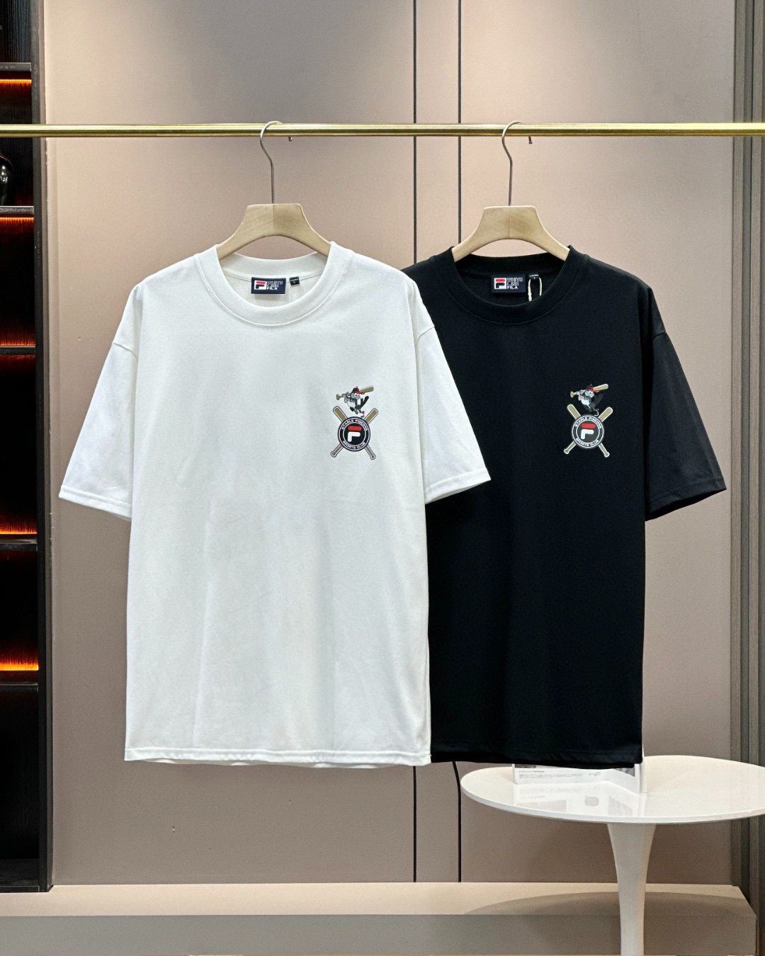 $195件。2件起$185件。FILA棒球主題系列印花短袖T恤